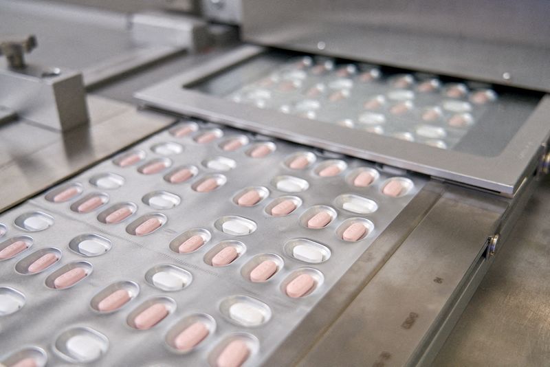 “La FDA reconoce el importante papel que los farmacéuticos han jugado y continúan jugando en la lucha contra esta pandemia”, dijo Patrizia Cavazzoni, directora del Centro de Evaluación e Investigación de Medicamentos de la FDA (Pfizer/entrega vía Reuters)