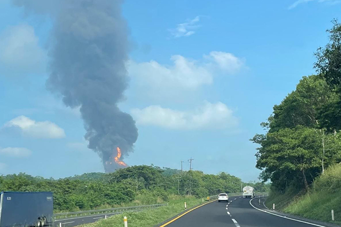 Incendio en Agua Dulce, Veracruz (Twitter)