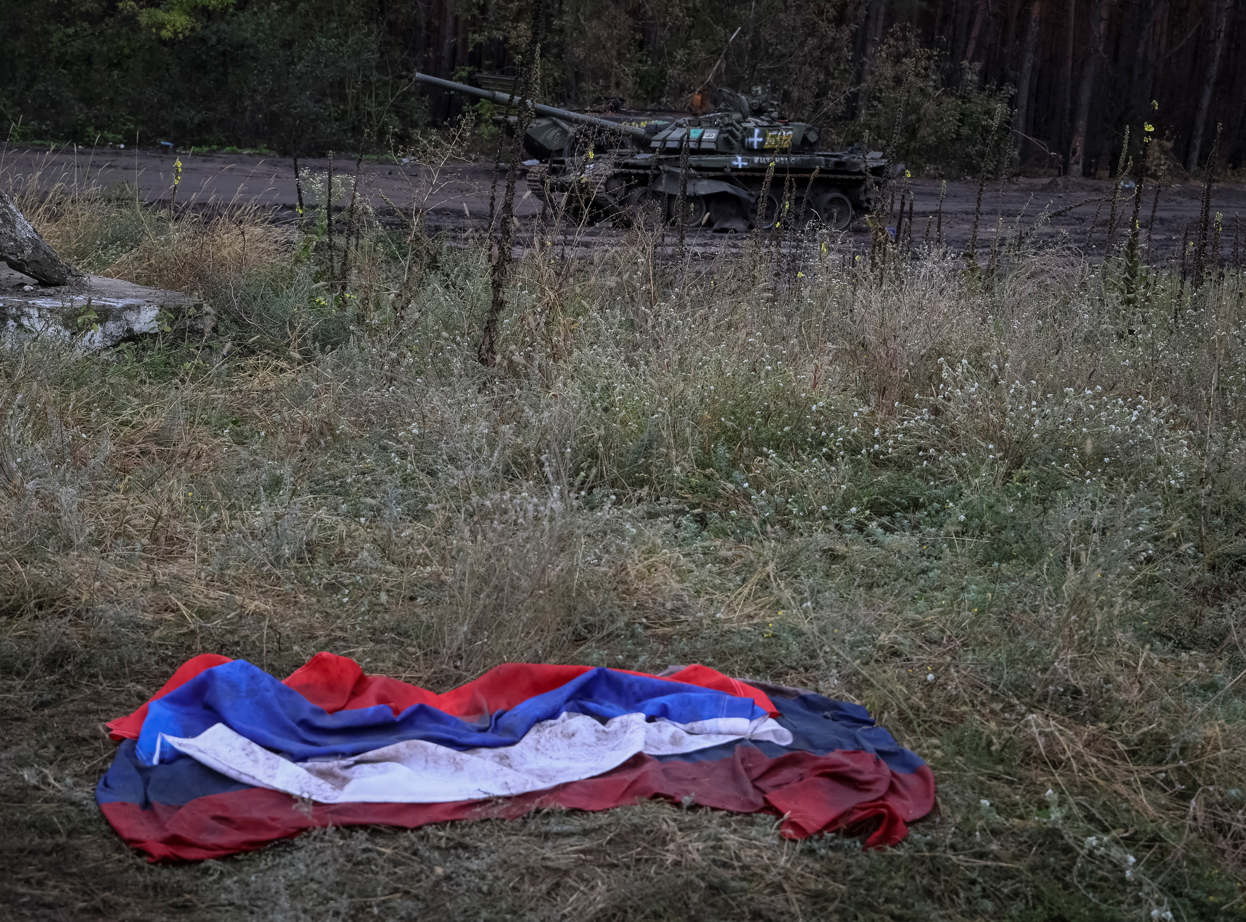 The Russian flag was abandoned after the Ukrainian offensive in Kharkiv