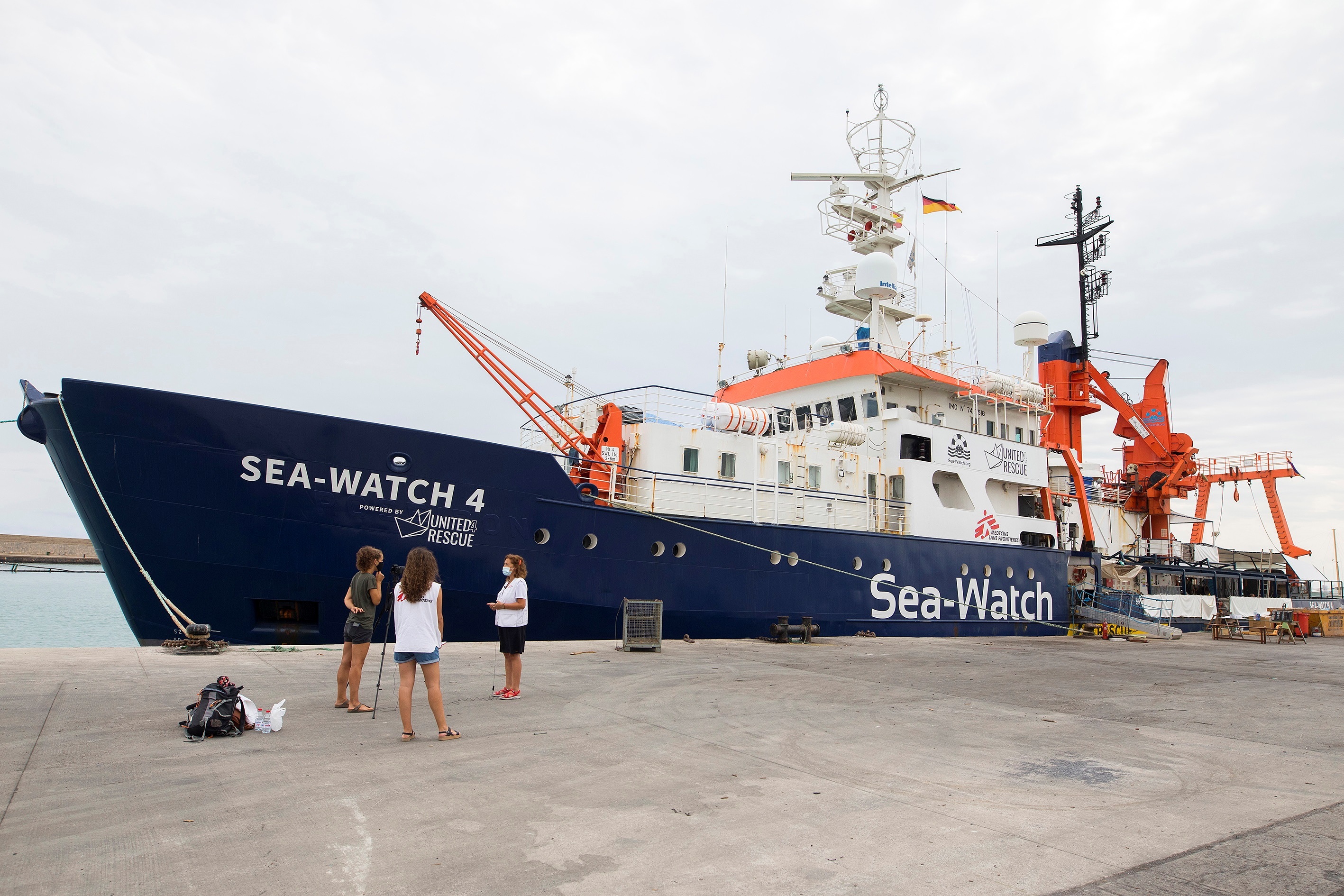 Este barco se une al Sea -Watch 4, operado por la hom&#243;nima ONG alemana y M&#233;dicos sin Fronteras, que hace seis d&#237;as rescat&#243; a 201 migrantes y que espera a&#250;n una decisi&#243;n de las autoridades italianas y maltesas para poder desembarcar. EFE/ Domenech Castell&#243;/Archivo
