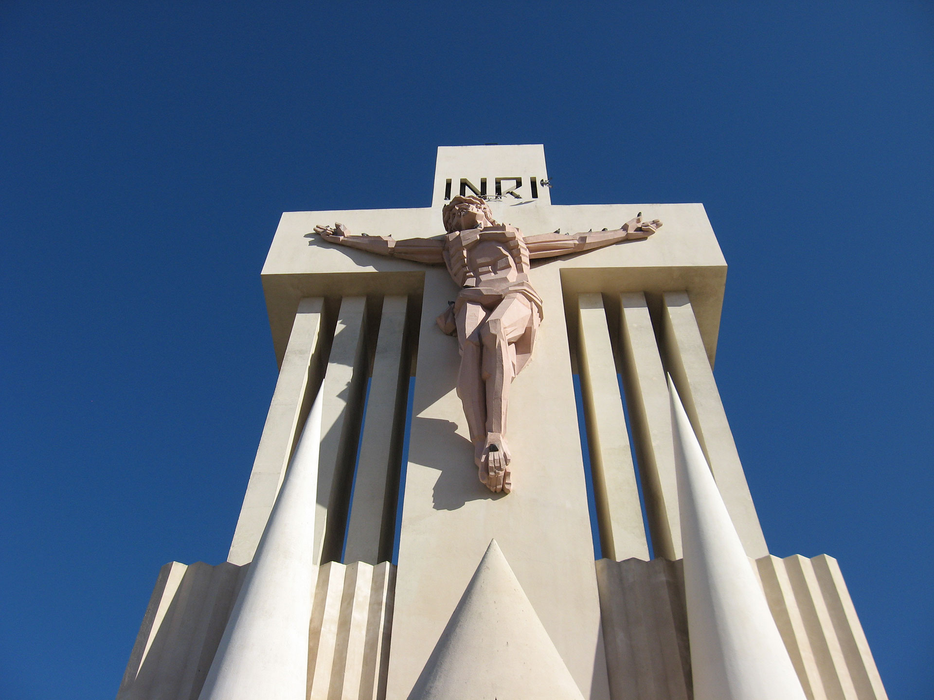 El Cristo crucificado en la portada del Cementerio de Laprida, de 11 metros de alto (Wikipedia)