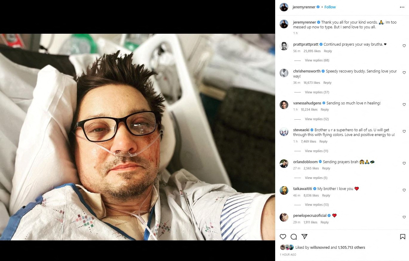 Una captura de pantalla muestra una selfie del actor Jeremy Renner en una cama de hospital, publicada en Instagram con una leyenda que dice: "Gracias a todos por sus amables palabras. Ahora estoy demasiado desordenado para escribir. Pero les envío amor a todos". en esta imagen obtenida de las redes sociales el 3 de enero de 2023. Jeremy Renner vía Instagram/a través de REUTERS 