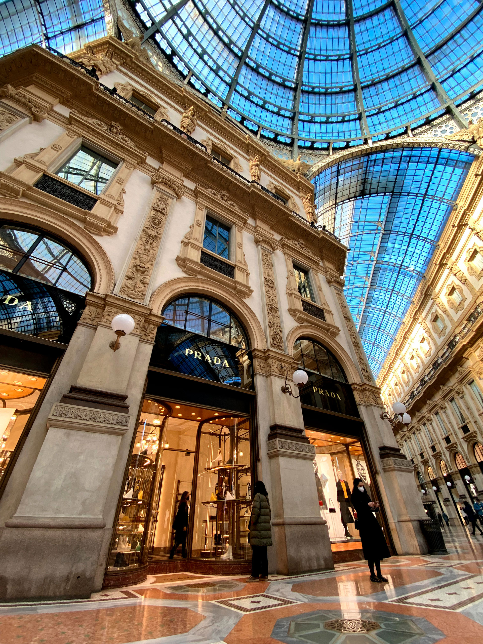 El negocio de Prada en la Galería Vittorio Emanuele, un paseo comercial de lujo que mira al Duomo. 