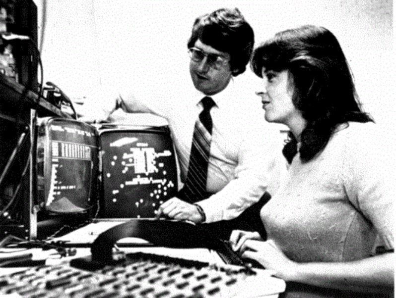 Donna Bailey, creadora del juego Centipede (1980), junto a Lyle Rains, vicepresidente de la división de arcades operados por monedas de Atari