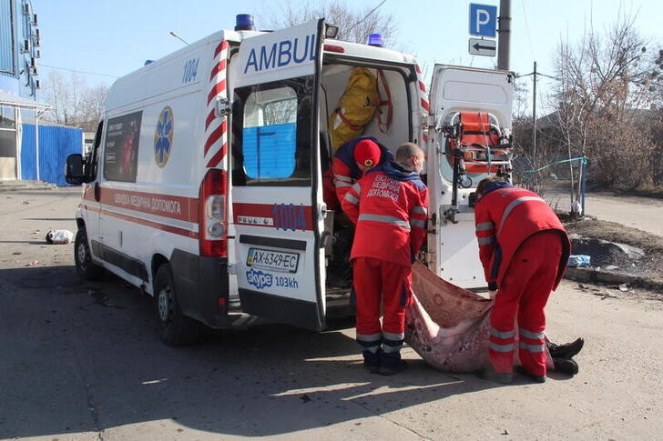 Foto del jueves de personal médico metiendo un cuerpo en una ambulancia tras un bombardeo ruso en Kharkiv (REUTERS/Oleksandr Lapshyn)