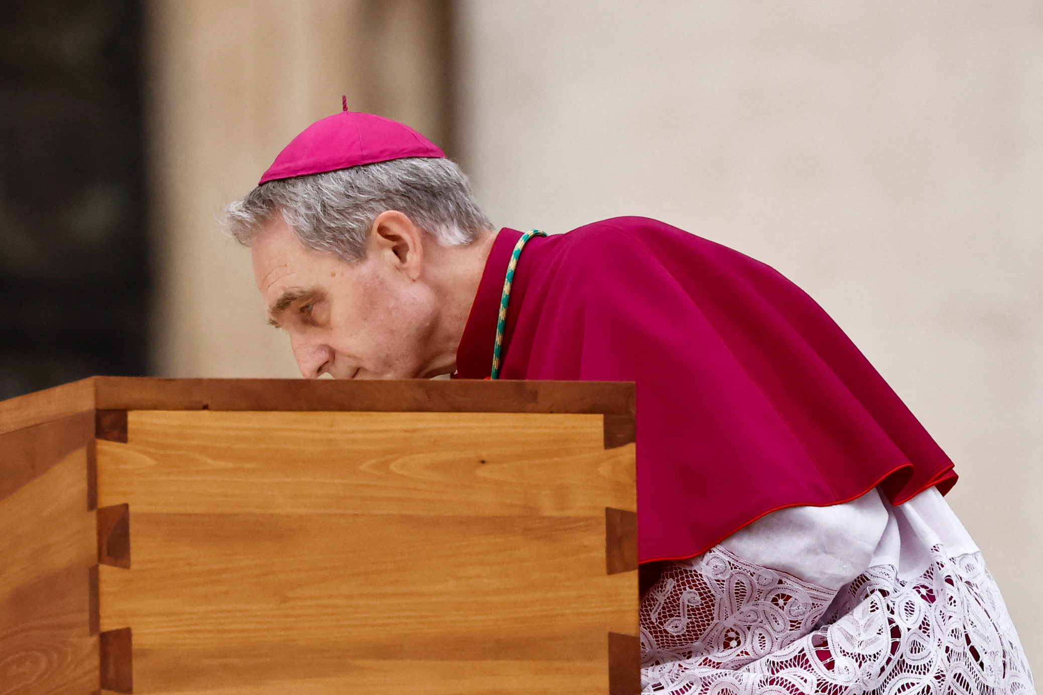 El arzobispo Georg Gaenswein, antiguo secretario personal del papa emérito, besa su ataúd. 