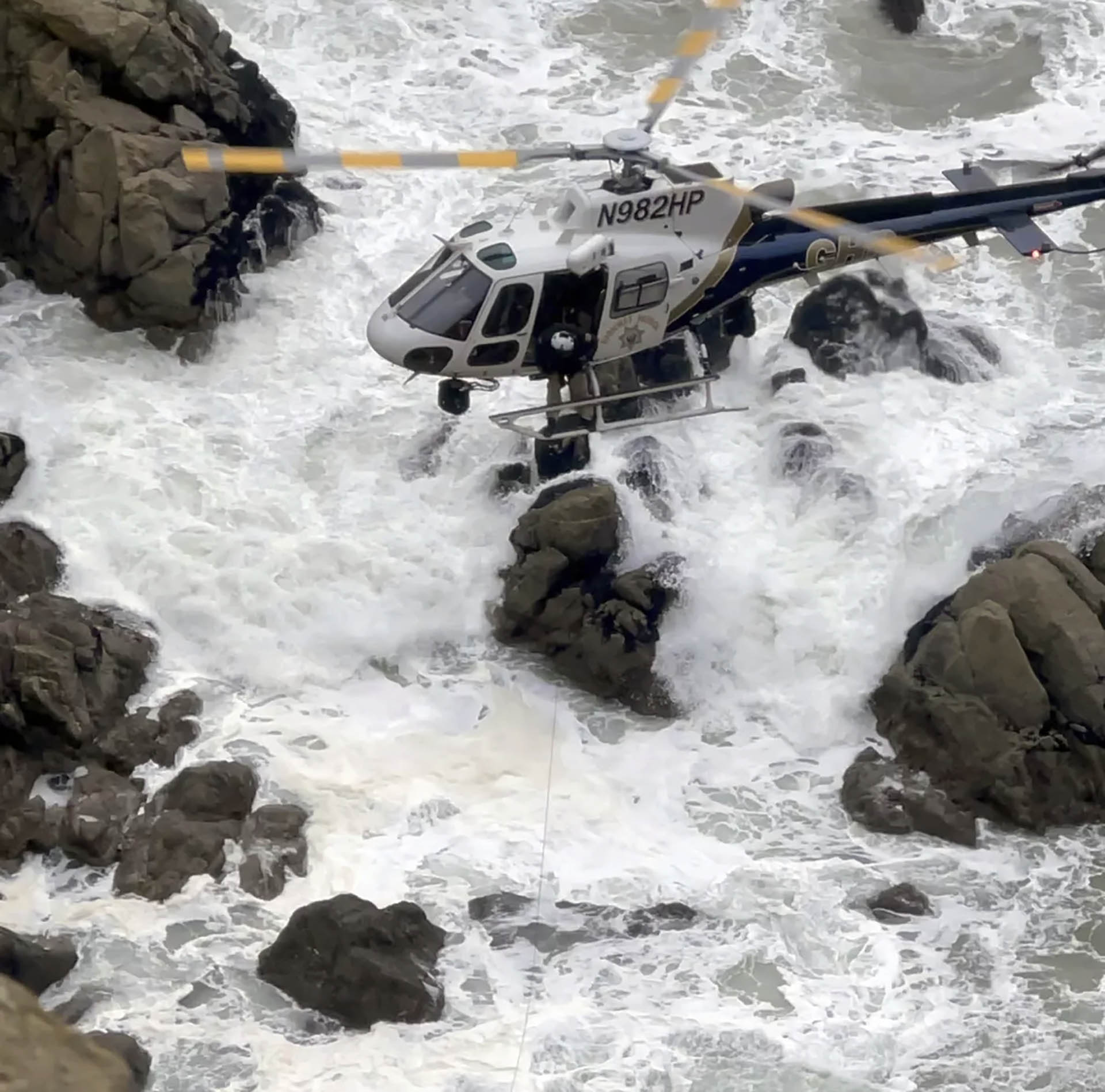 Los rescatistas descendieron casi 80 metros para rescatar a la familia