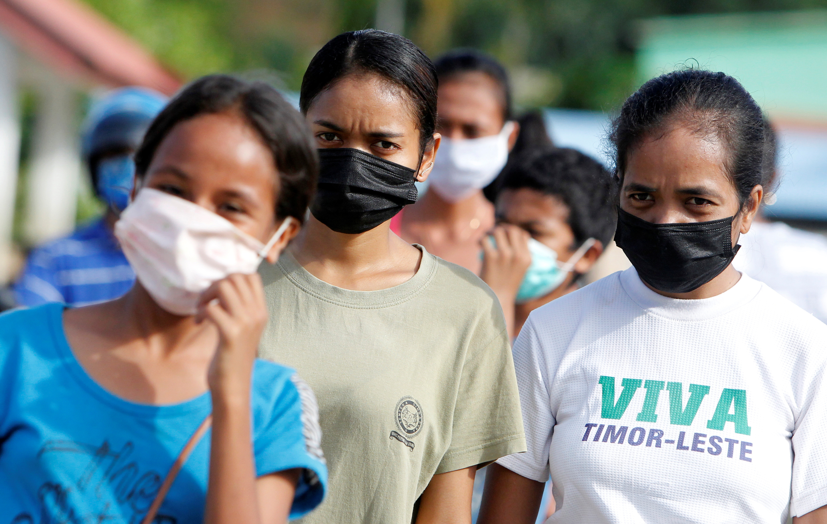 Mujeres con máscaras protectoras caminan por una calle en Dili, Timor Oriental, el 16 de abril de 2020 (REUTERS/Lirio da Fonseca)
