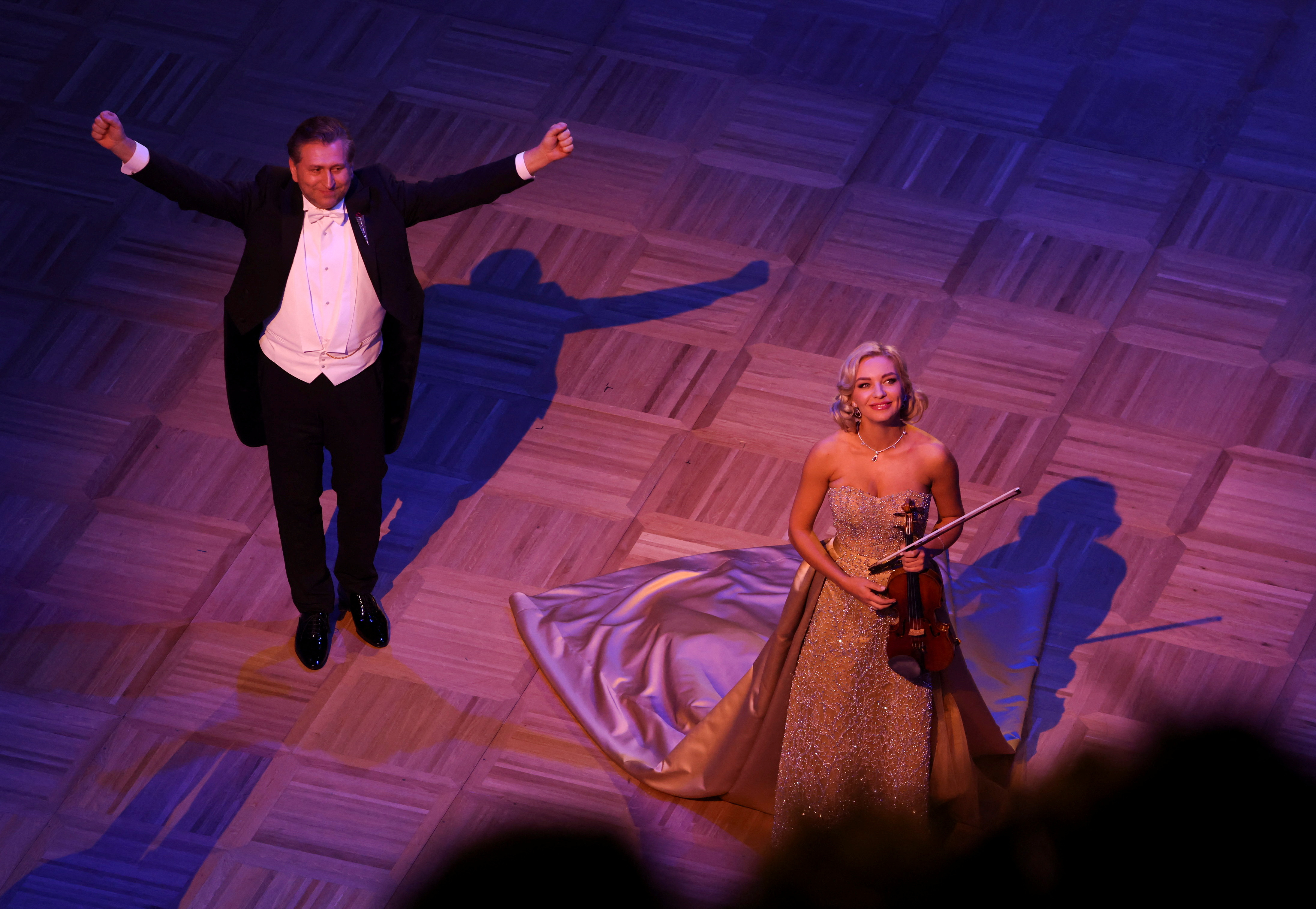 El cantante Andreas Schager y la violinista Lidia Baich durante la tradicional función de apertura de la Opera Ball en Viena, Austria, el 16 de febrero de este año (Foto: REUTERS/Nina Riggio)