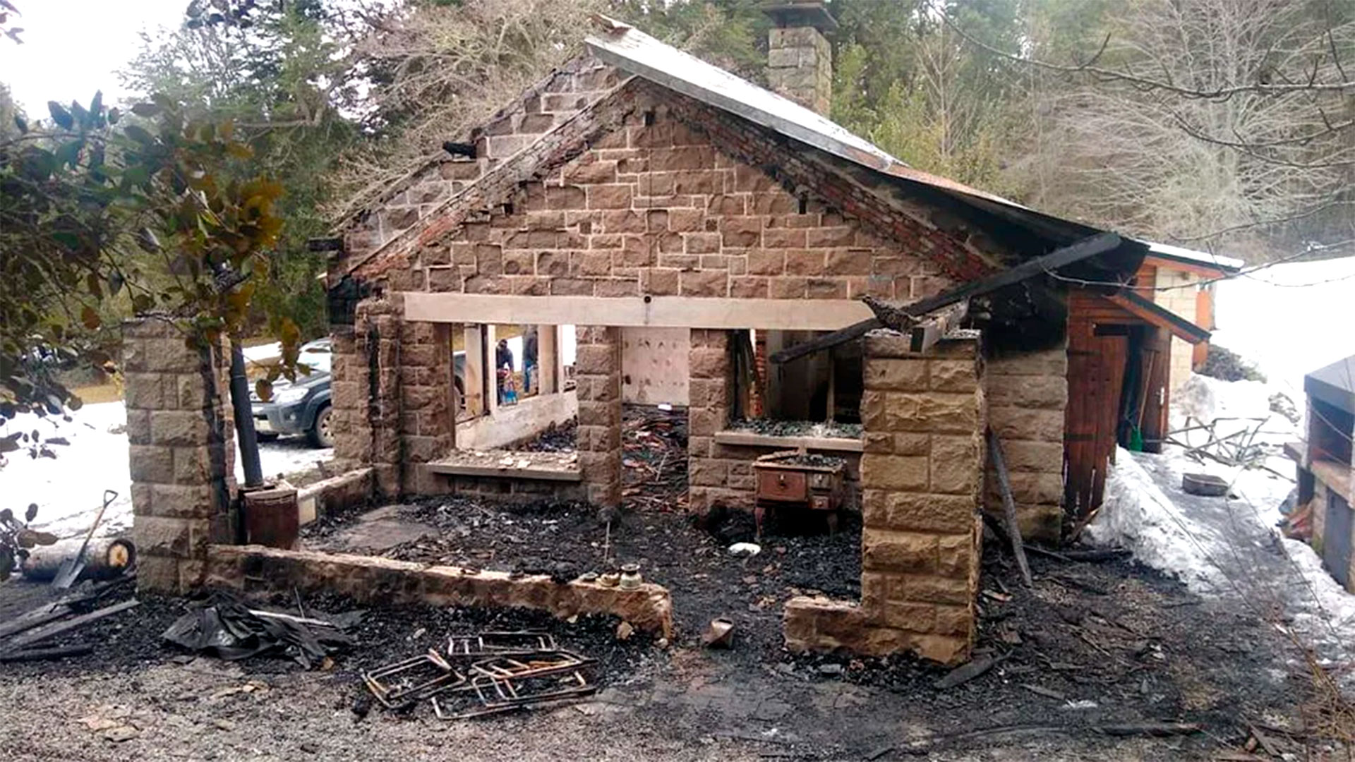 La última cabaña incendiada en Villa Mascardi