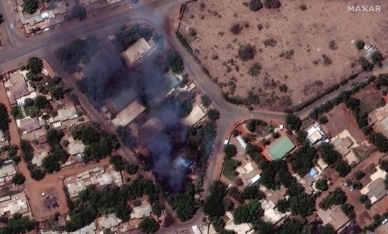 Una imagen de satélite muestra edificios en llamas y una patrulla militar al noreste del Aeropuerto Internacional de Jartum, en Khartoum, Sudán, el 17 de abril de 2023, en esta imagen cedida. Cortesía de Maxar Technologies/Handout vía REUTERS