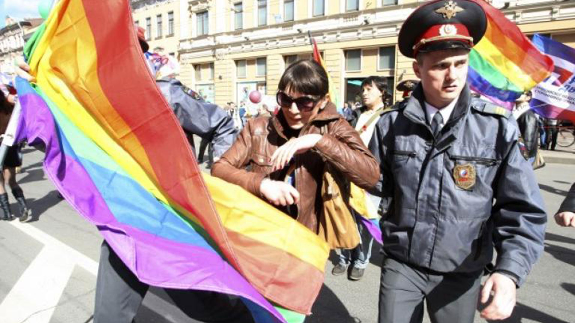 La policía rusa detiene a una activista LGTBI durante una manifestación en Moscú. Putin se quejó de que promovieran "docenas de géneros" y aprobó una ley por la que no se puede mostrar "preferencias sexuales". (AFP)