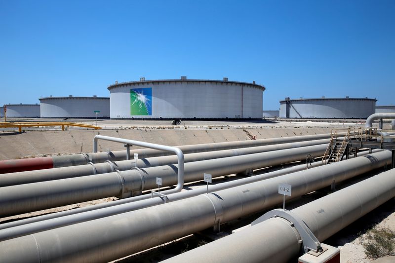 Foto de archivo ilustrativa de tanques petroleros y oleoductos de Saudi Aramco en la refinería de Ras Tanura 
May 21, 2018. REUTERS/Ahmed Jadallah/