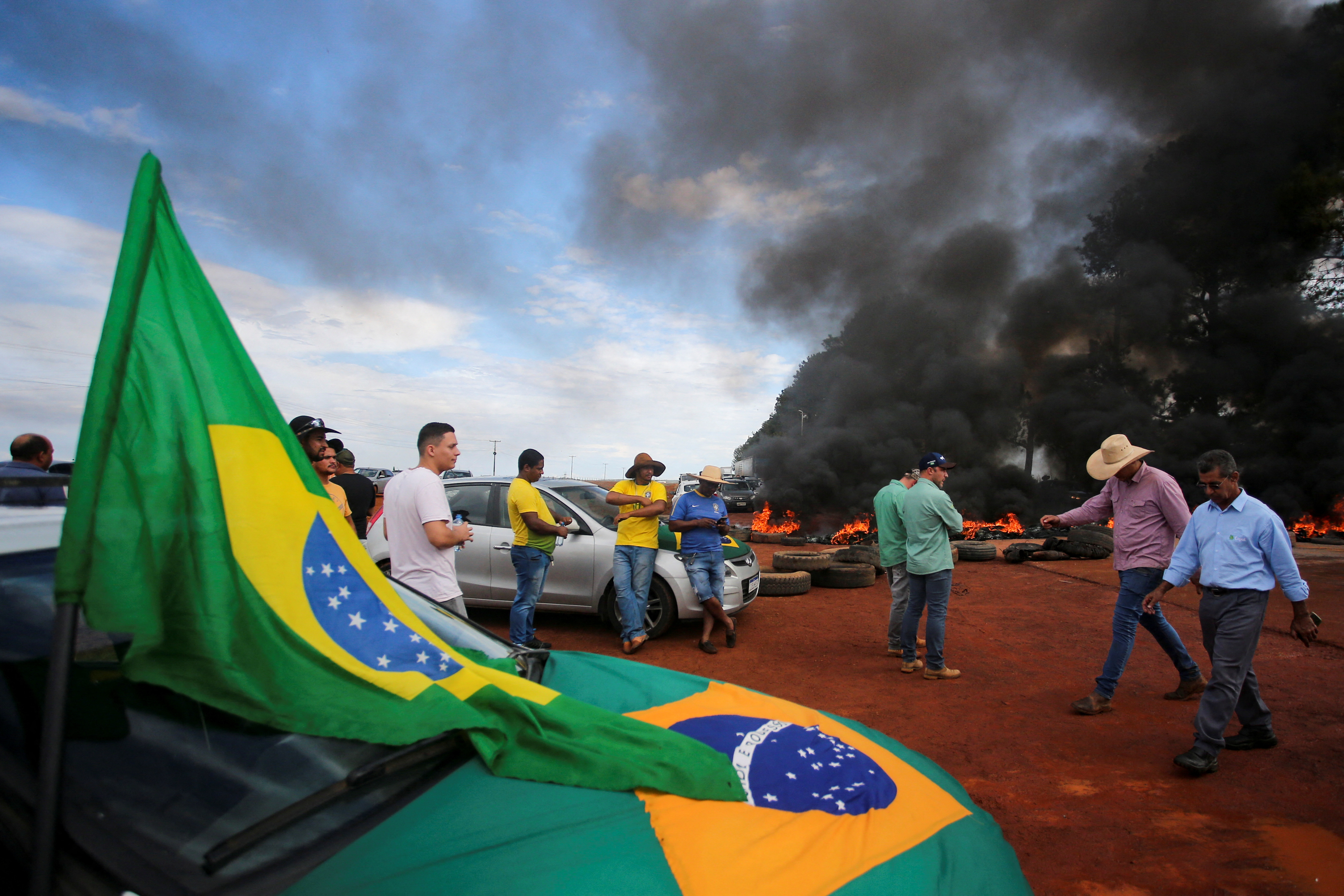 Seguidores del presidente de Brasil, Jair Bolsonaro, protestan contra el presidente electo Luiz Inacio Lula da Silva, en Planaltina (REUTERS/Diego Vara)