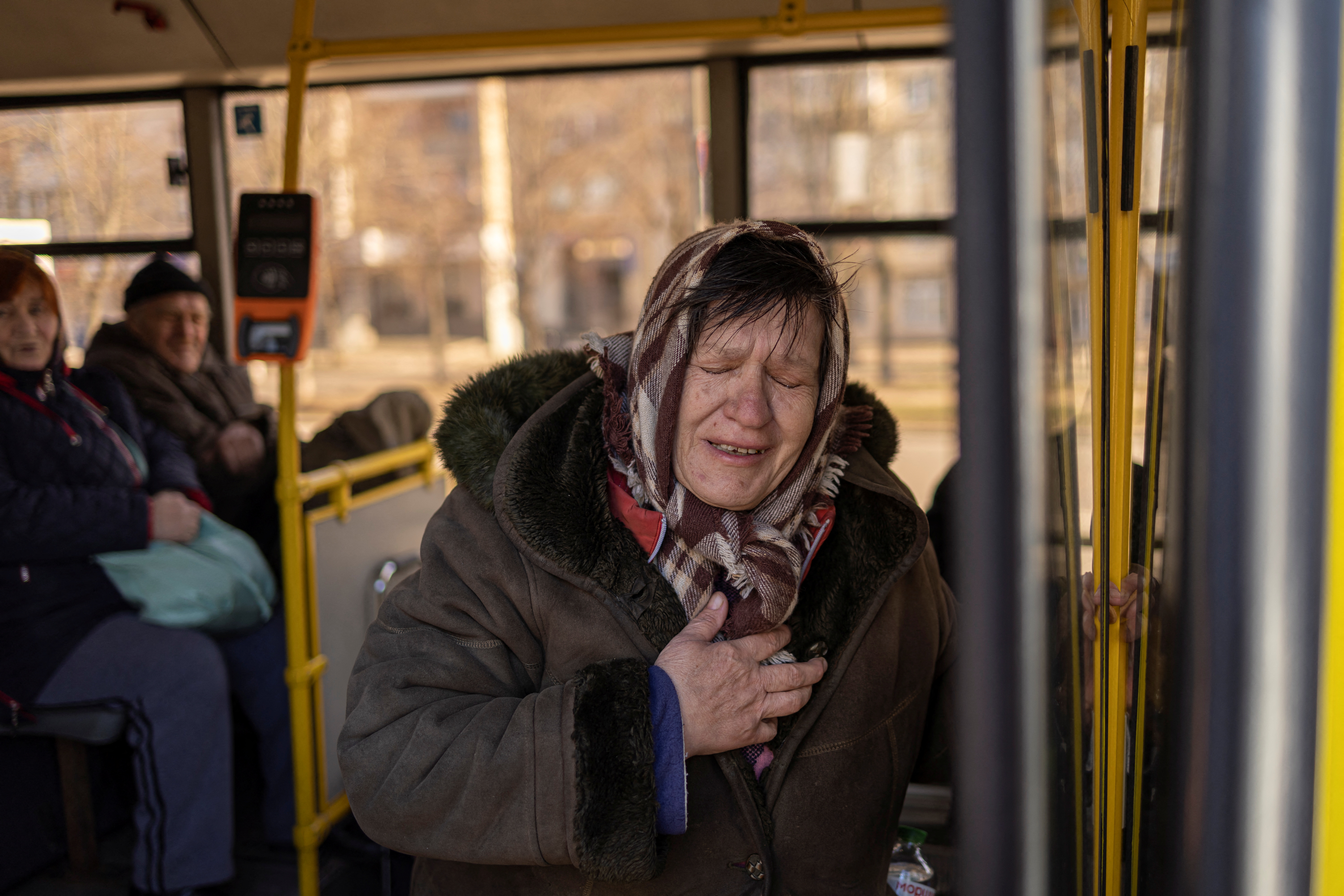 Una mujer local llora mientras es evacuada, mientras continúa la invasión rusa de Ucrania (REUTERS/Marko Djurica)