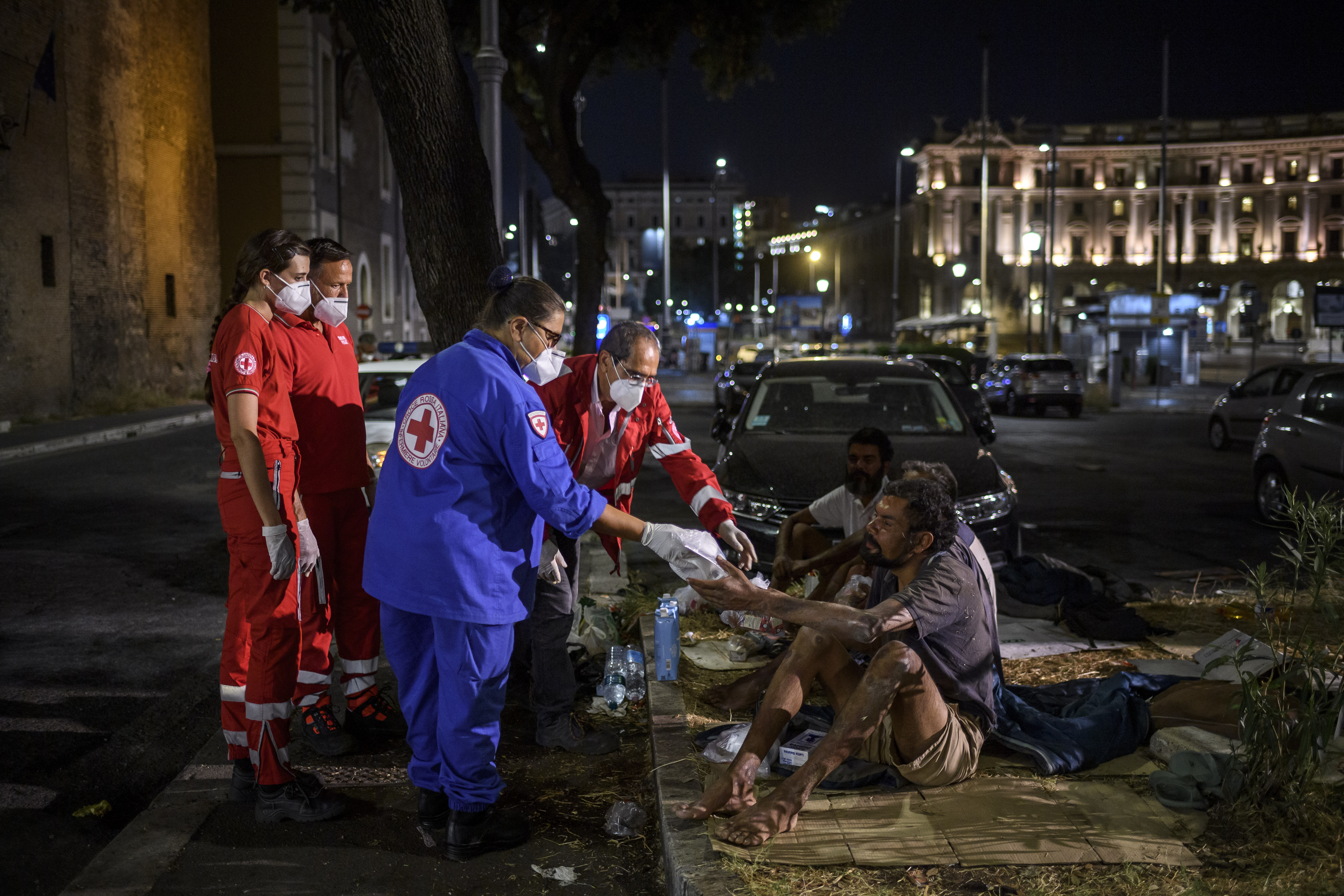 Voluntarios de la Cruz Roja ofrecen ayuda médica a las personas sin techo durante la ola de calor de 2021 en Roma, Italia (Photo by Antonio Masiello/Getty Images)