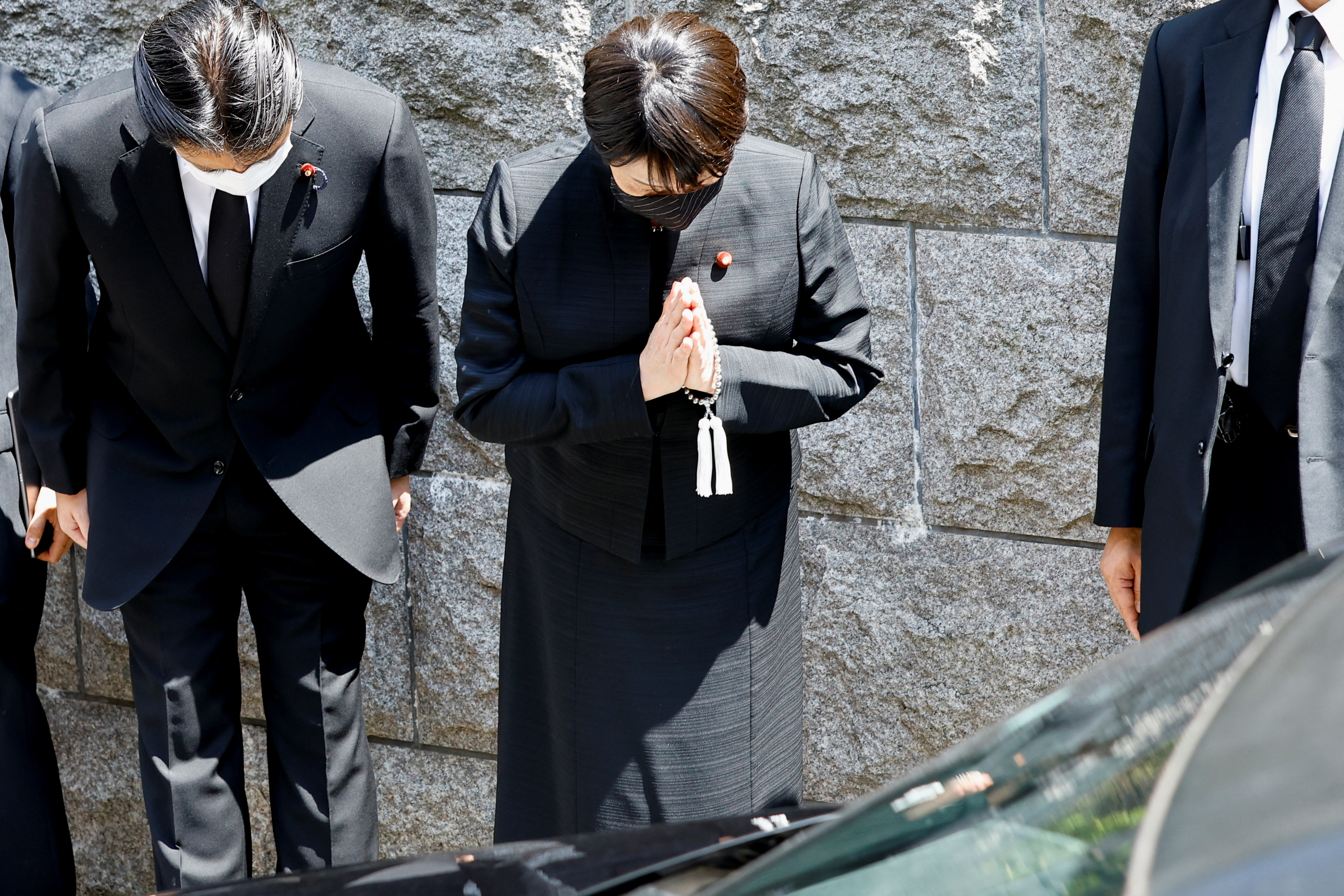 El coche fúnebre que transporta al ex primer ministro japonés Shinzo Abe llegó este sábado a su domicilio en el distrito de Shibuya, en la capital nipona