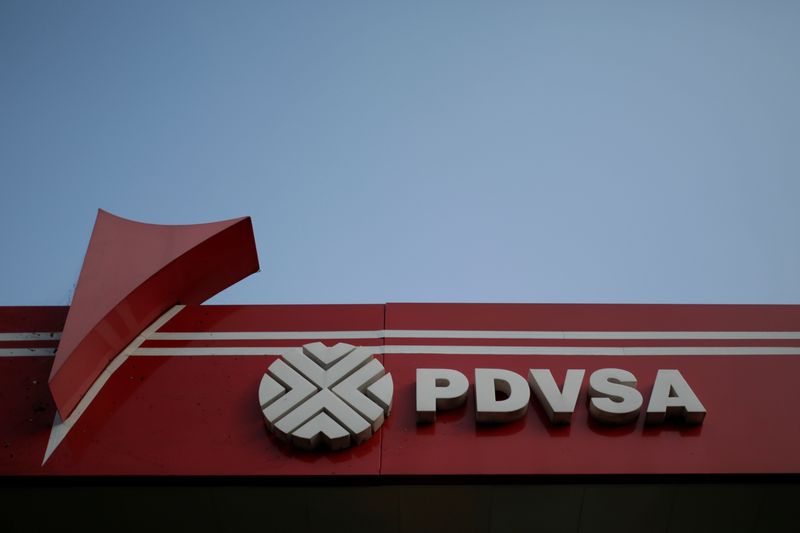 El logo corporativo de la petrolera estatal PDVSA se ve en una gasolinera en Caracas, Venezuela