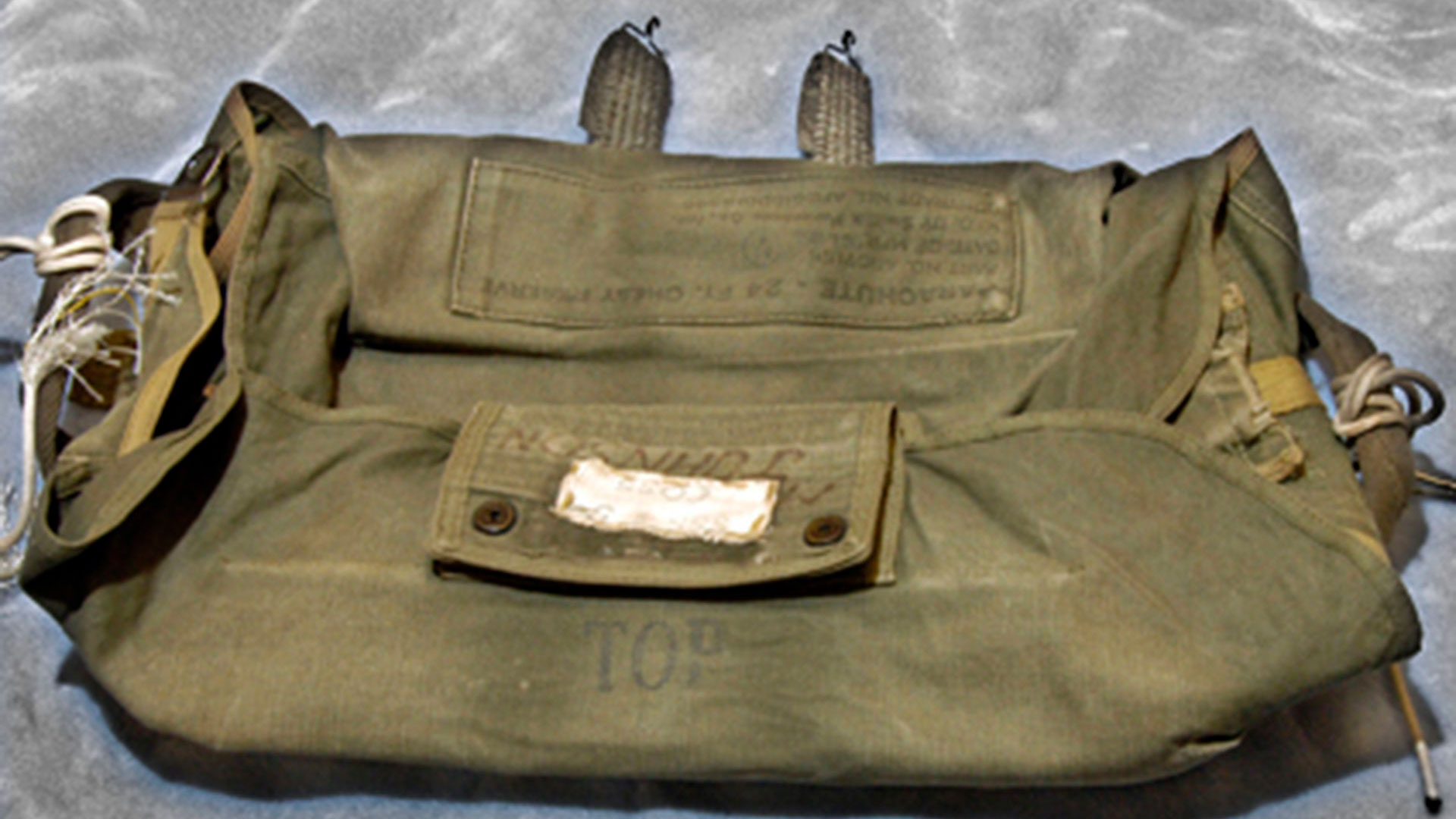 El bolso de uno de los paracaídas que le entregaron a Cooper y desechó