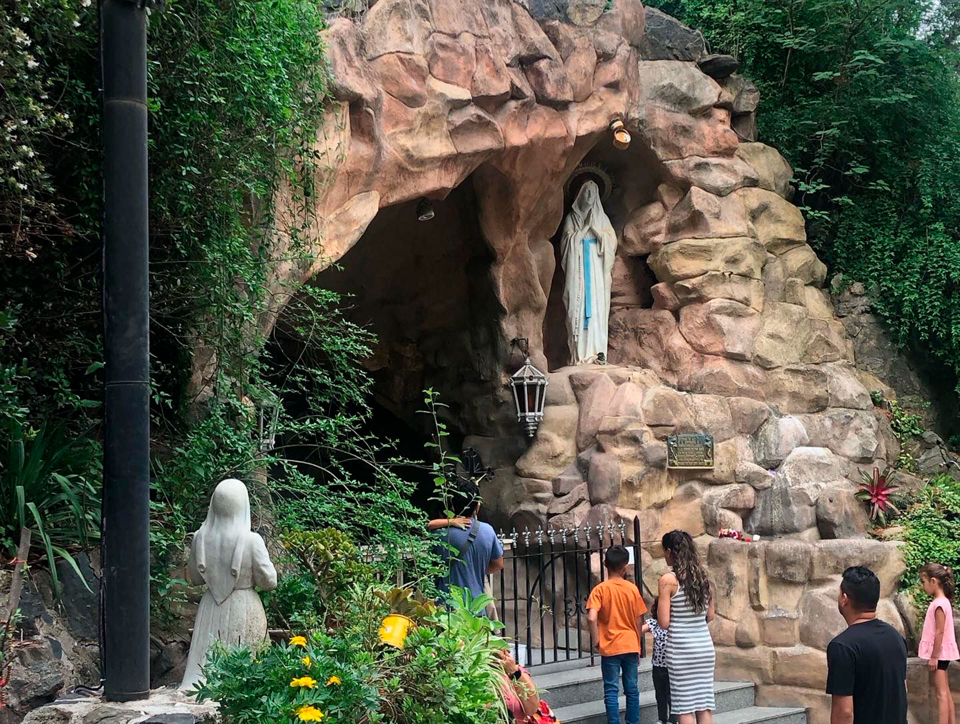 El fenómeno inexplicable de la Virgen de Lourdes en Córdoba: una imagen  luminosa y un enigma sin resolver - Diario San Rafael