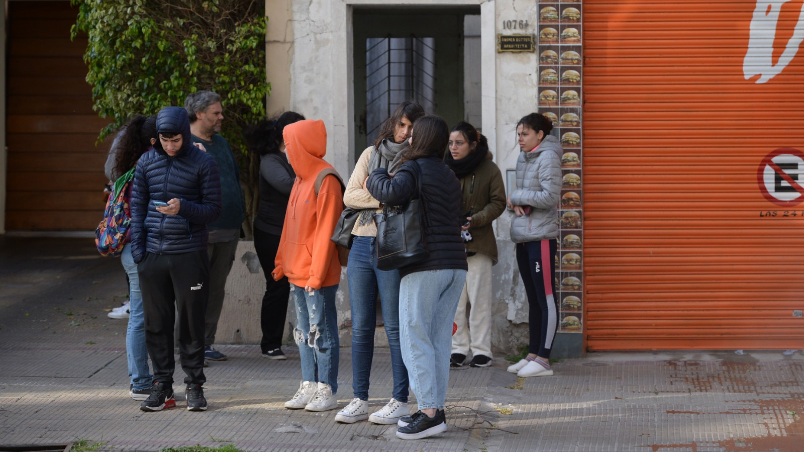 Vecinos que se autoevacuaron ante la espectacularidad de las llamas (Aglaplata)