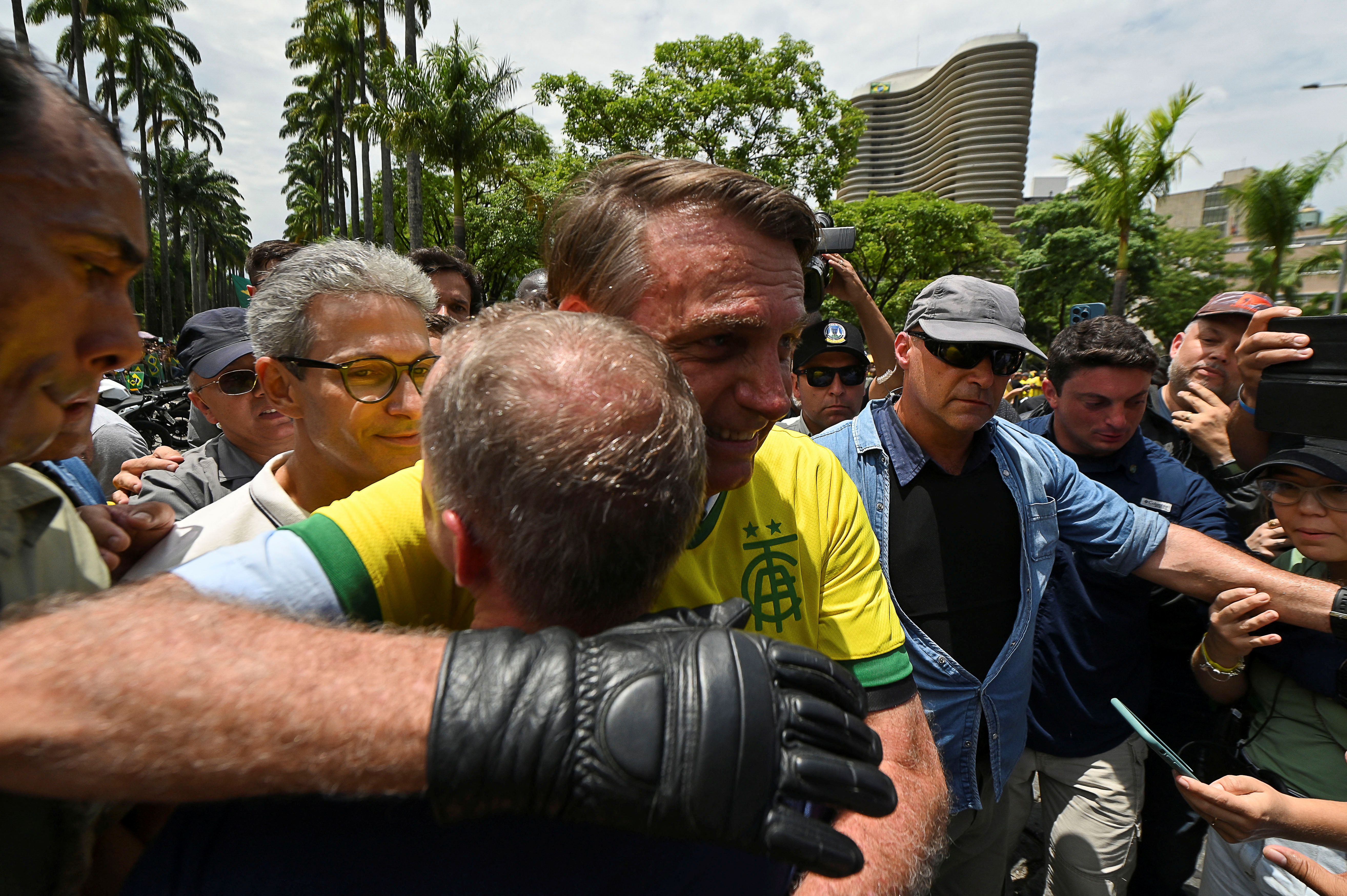 El presidente de Brasil y candidato a la reelección, Jair Bolsonaro, abraza a un simpatizante durante su cierre de campaña en Belo Horizonte, Brasil, el 29 de octubre de 2022 (REUTERS/Joao Guilherme Arenazio)