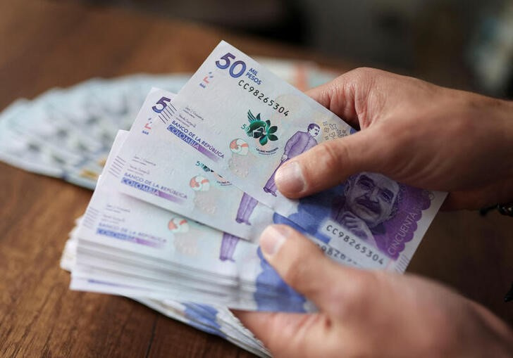 Foto de archivo. Un empleado cuenta billetes de pesos colombianos en una casa de cambios, en Bogotá, Colombia, julio 11, 2022. REUTERS/Luisa González