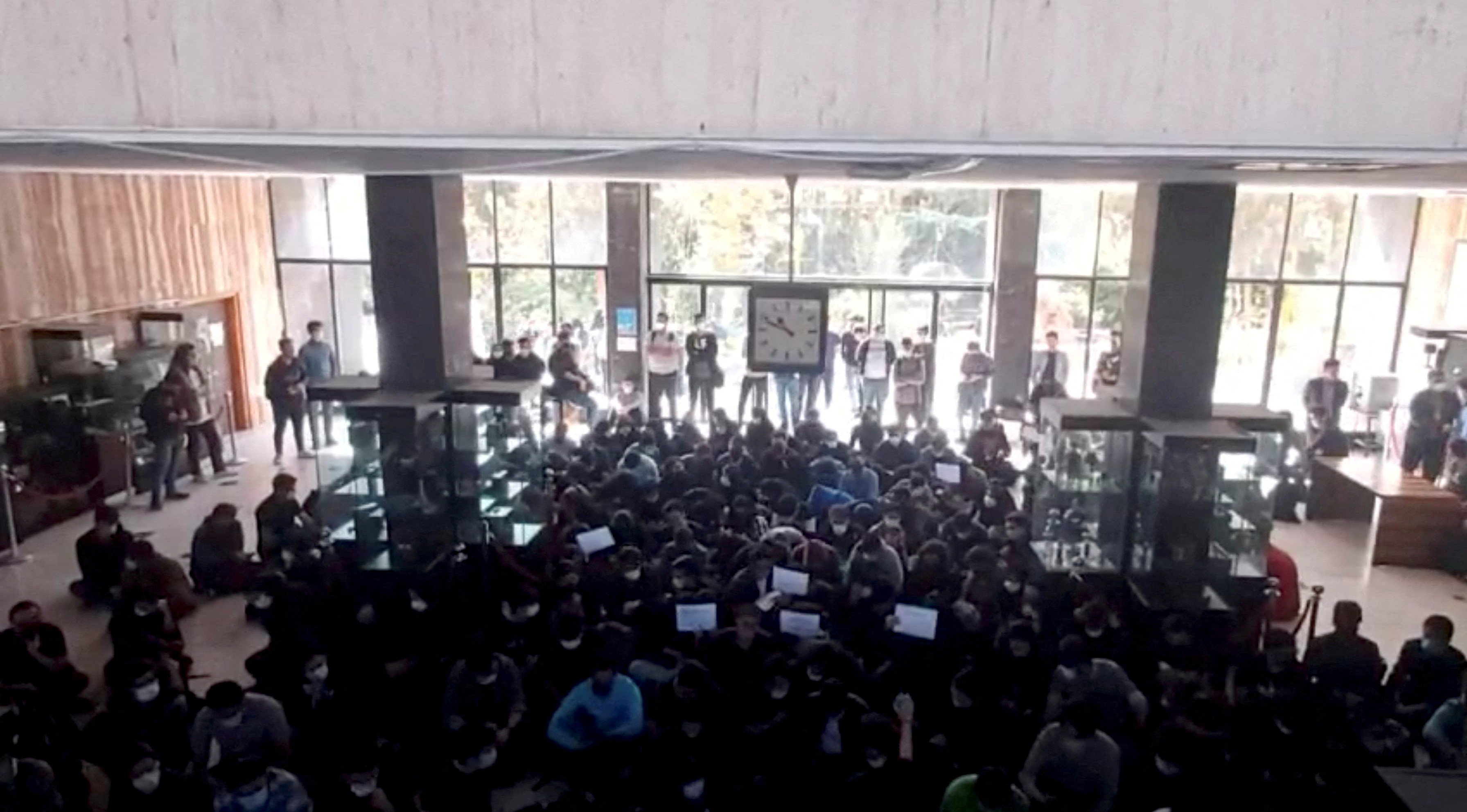 Los jóvenes se manifestaron en las universidades en oposición al régimen y la primera ejecución (REUTERS)