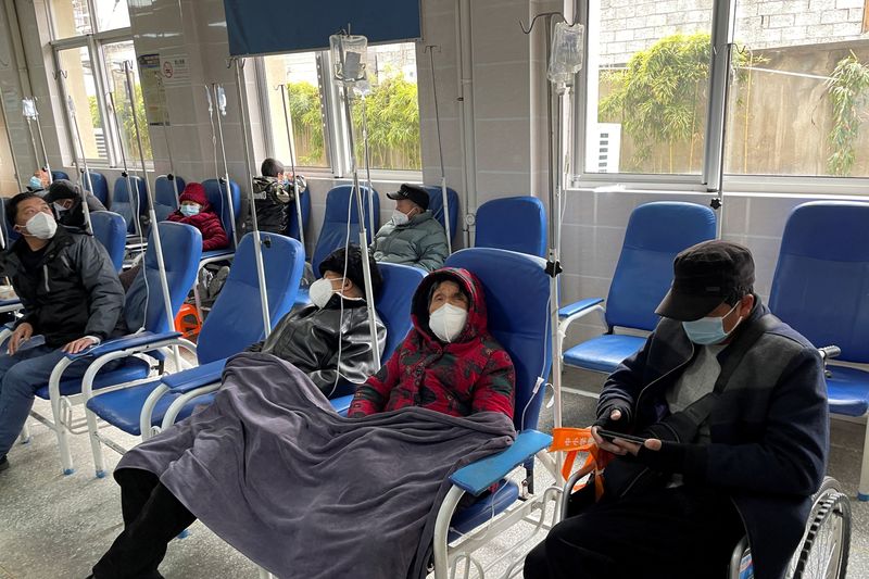 FOTO DE ARCHIVO. Pacientes reciben tratamiento por goteo intravenoso en un hospital, en medio del brote de la enfermedad por coronavirus (COVID-19), en un pueblo del condado de Tonglu, provincia de Zhejiang, China. 9 de enero de 2023. REUTERS/Staff