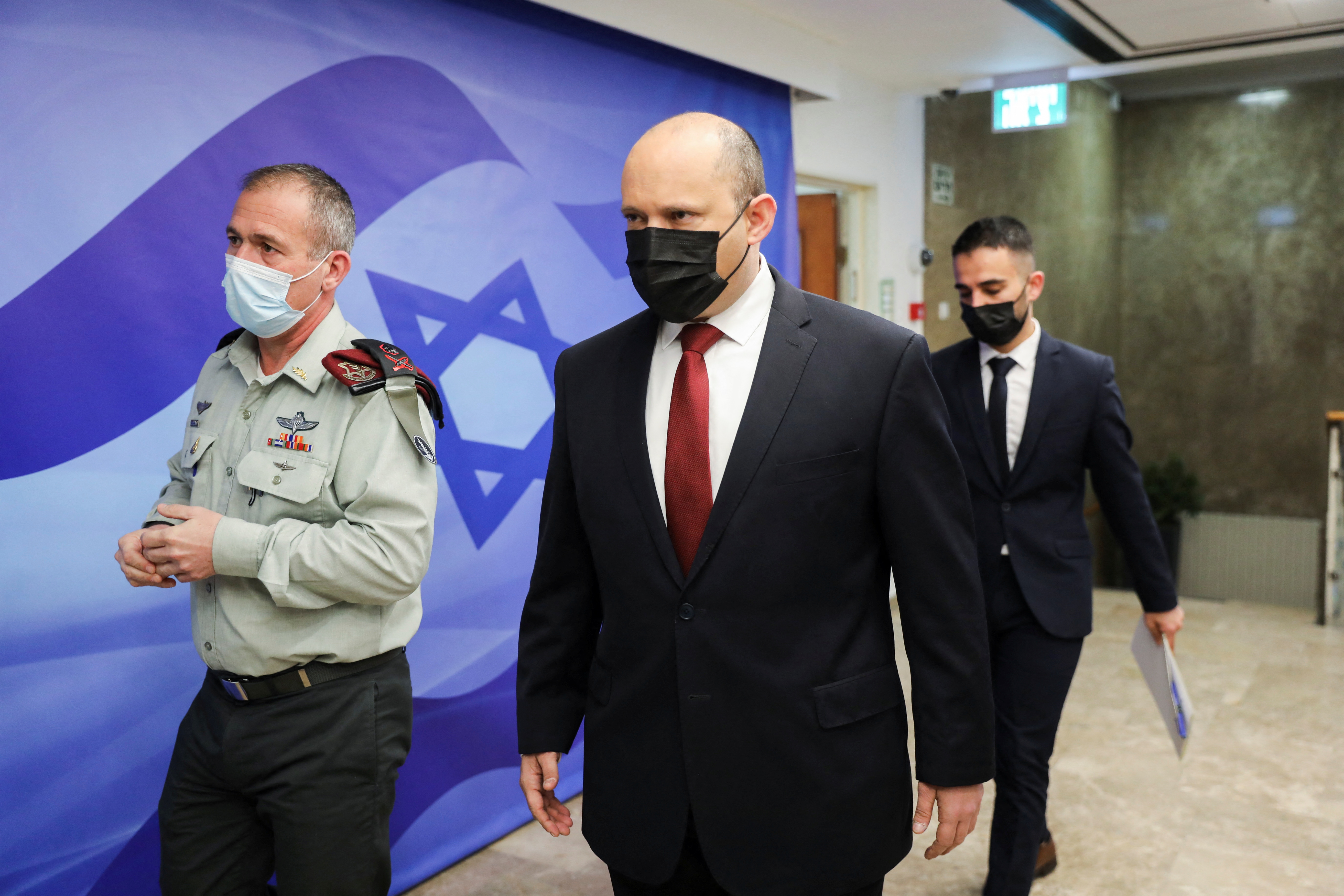 El premier Naftali Bennett ingresa a una reunión de gabinete (Reuters)