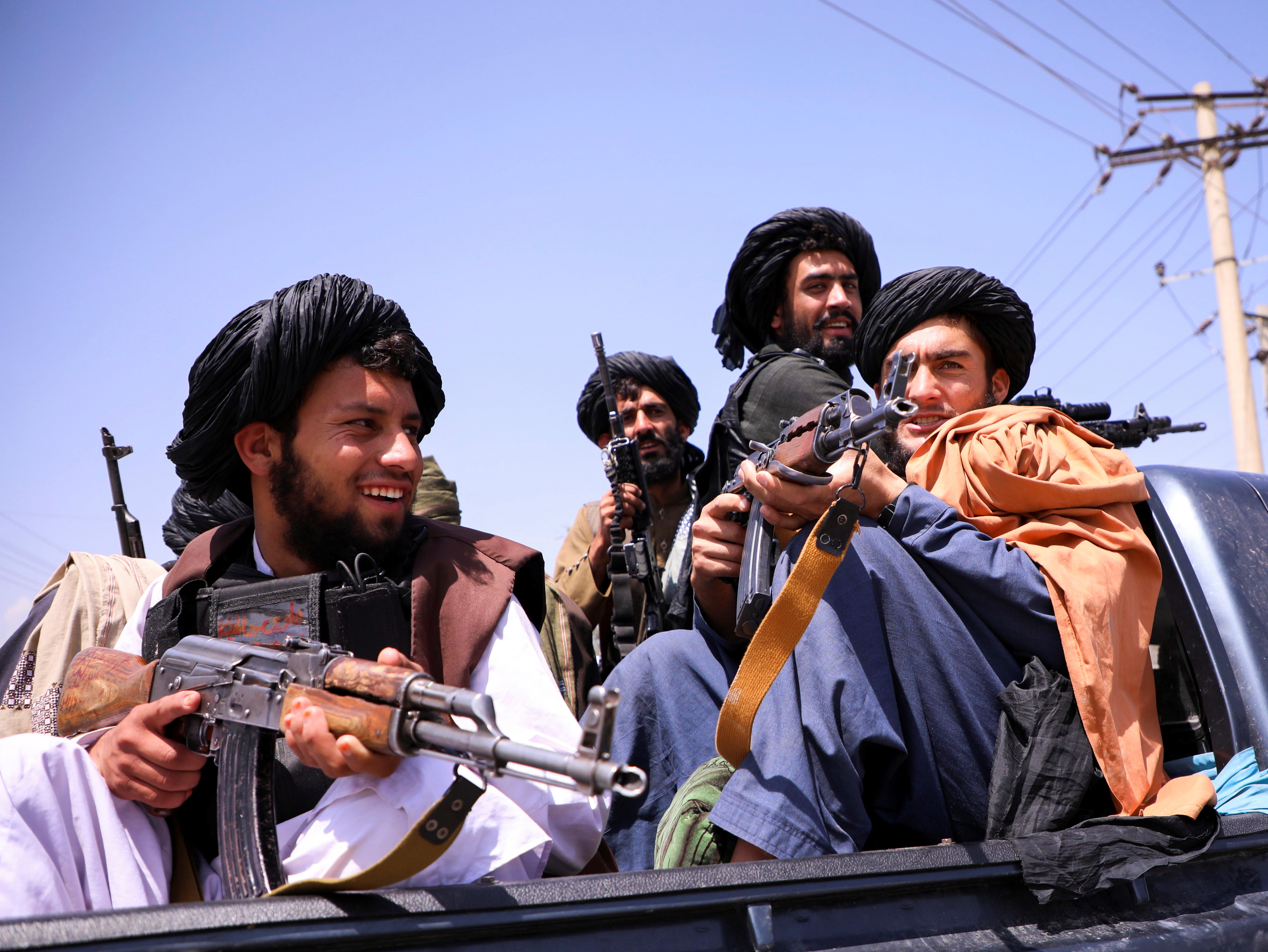 Combatientes talibanes custodian el aeropuerto de Kabul (Foto: REUTERS)