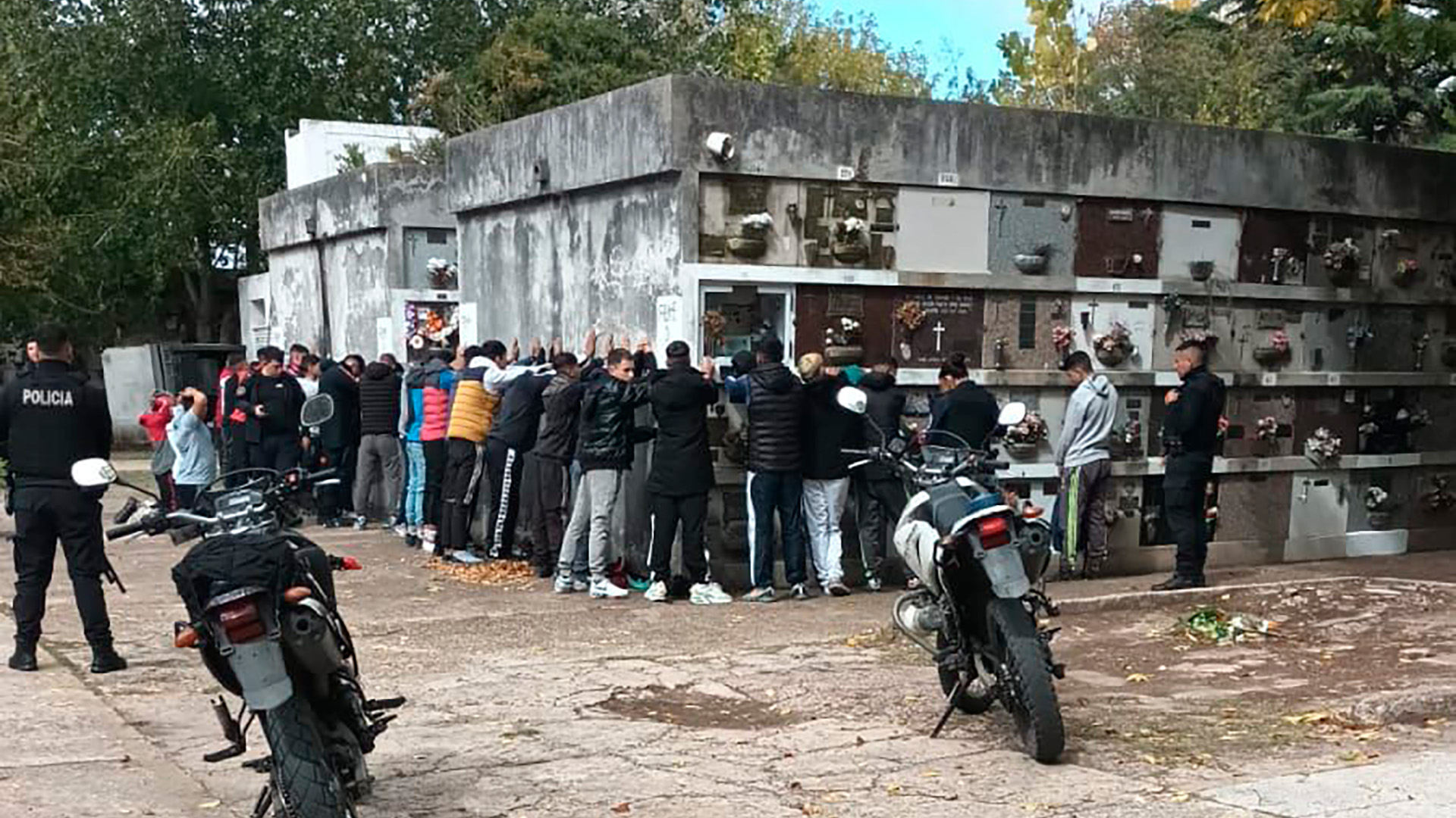 Insólito: motochorros se reunieron en un cementerio para recordar a un amigo muerto y fueron detenidos