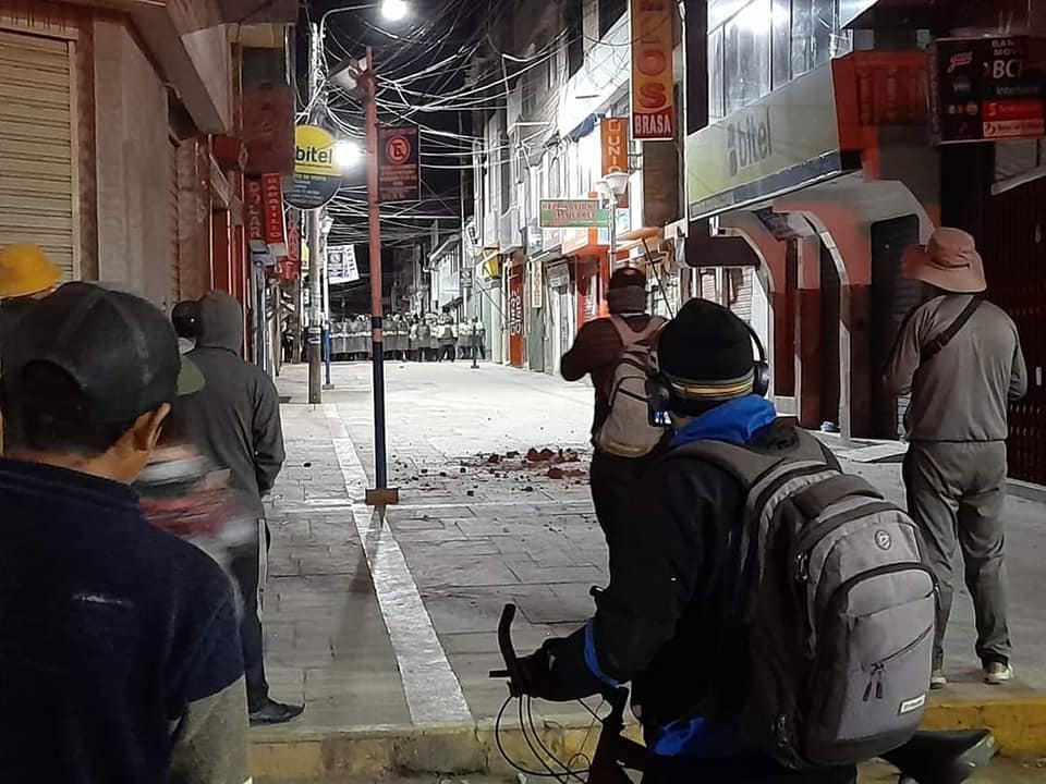 Cientos de personas rodean la comisaría de Ilave en busca de tomar las instalaciones (Fotos: Ilave Noticias)