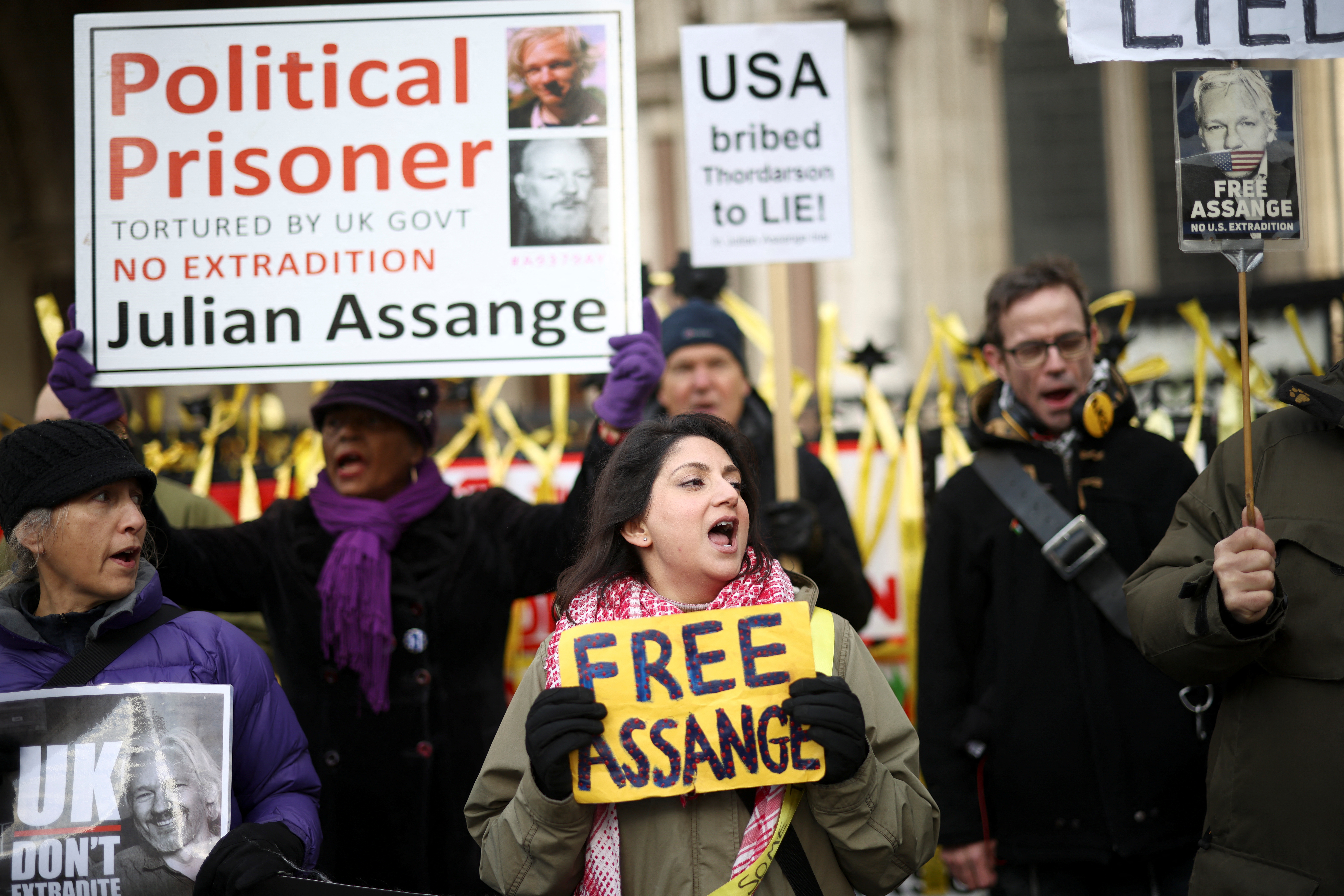 Seguidores de Assange protestan este viernes (REUTERS/Henry Nicholls)
