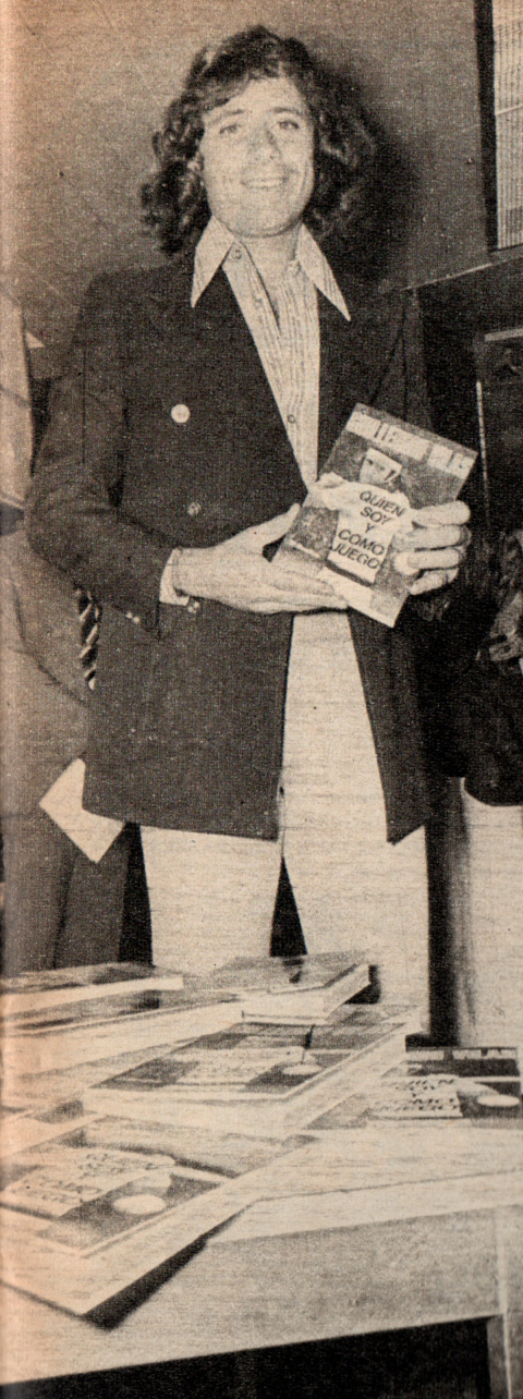 Guillermo Vilas con su libro en mano, año 1976 (Foto: Archivo de El Gráfico de Maximiliano Roldán)