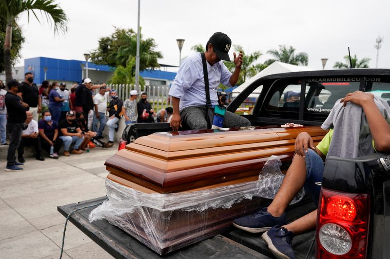 Muchos de los cadáveres de los presos asesinados en las masacres fueron entregados incompletos a sus familiares. (REUTERS/Santiago Arcos)