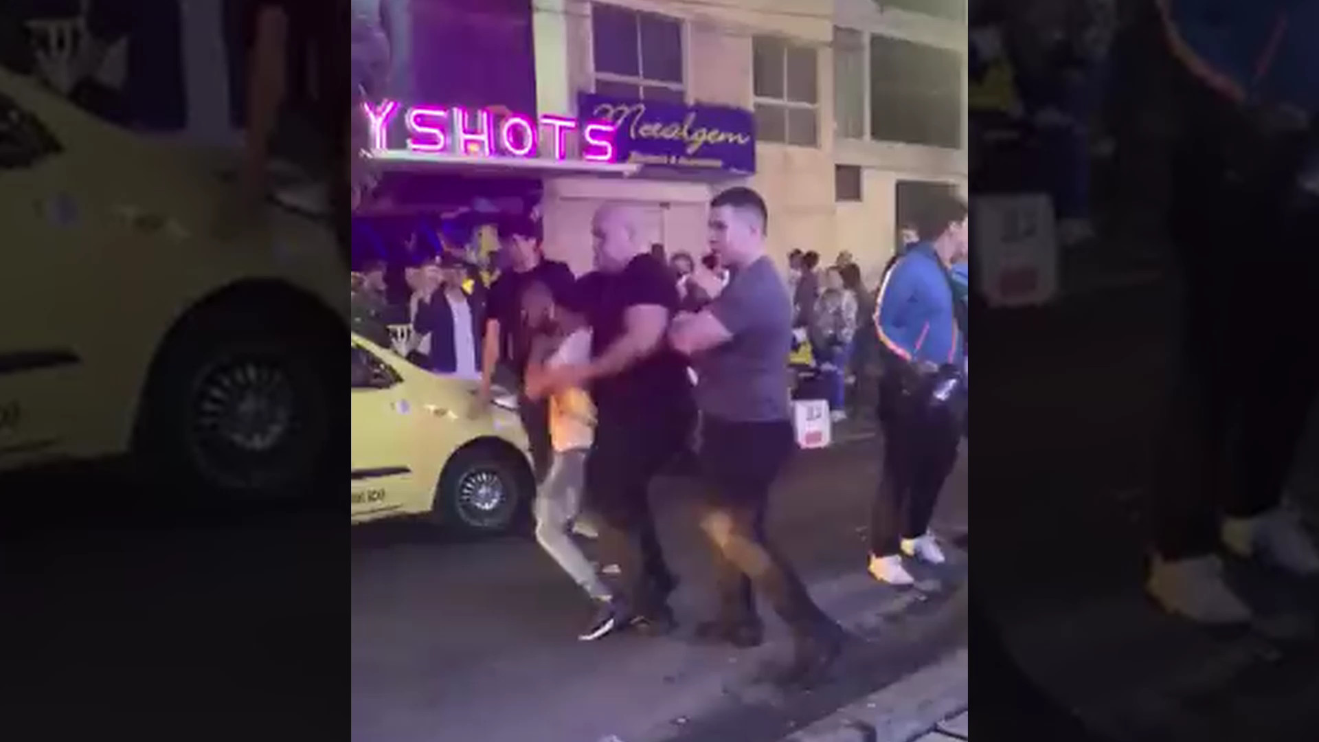 Al hombre, en aparente exaltación, lo estrelló contra el piso el guarda de una discoteca de 'Cuadra Play'. Foto: Captura de pantalla