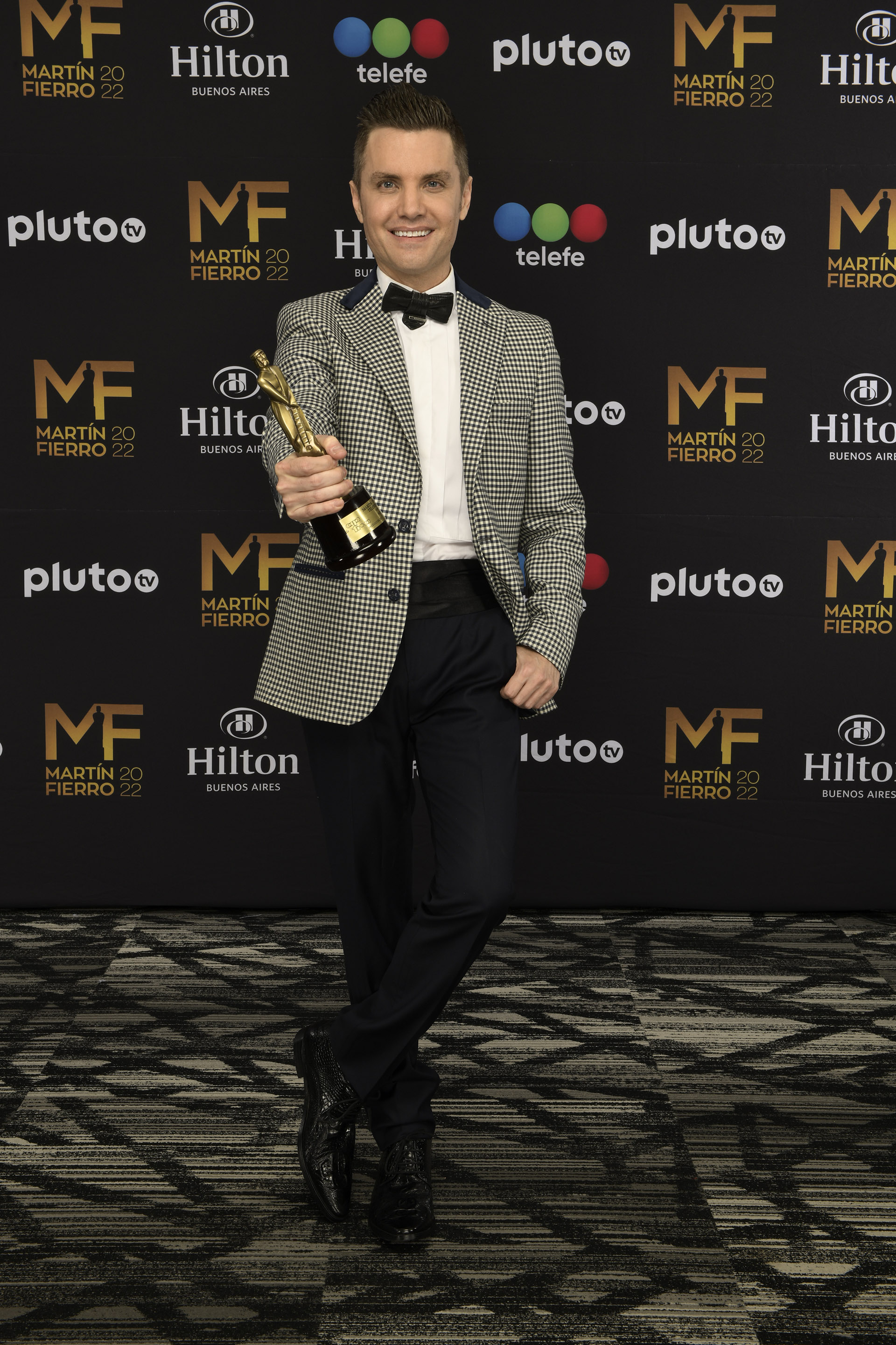 Santiago Del Moro, tras recibir su premio (Prensa Telefé)