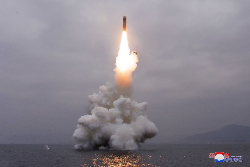 Foto de archivo. Imagen de lo que parece ser un misil balístico lanzado desde un submarino en una localidad no identificada (KCNA via REUTERS)