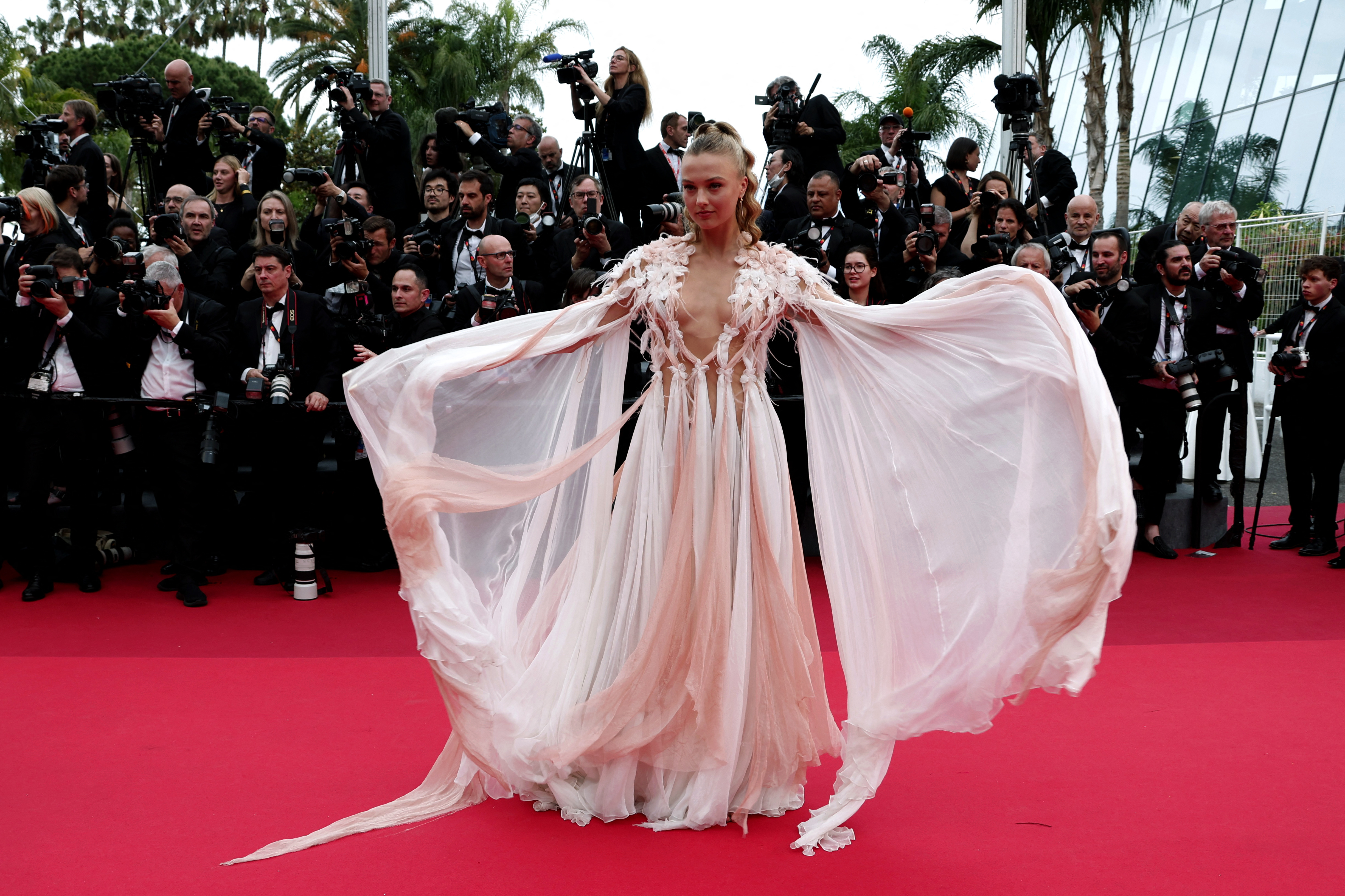 Lilly Krug con un espectacular vestido rosa pálido (REUTERS/Gonzalo Fuentes)