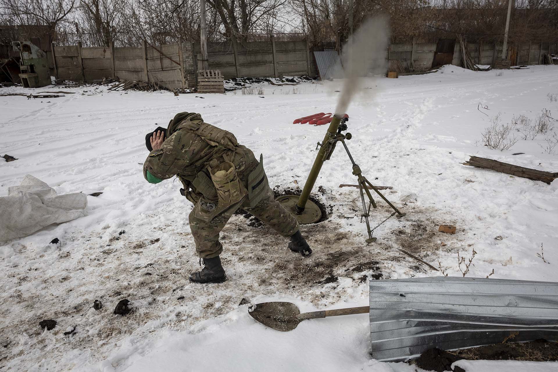 Un soldado ucraniano dispara un mortero sobre posiciones rusas en Bakhmut