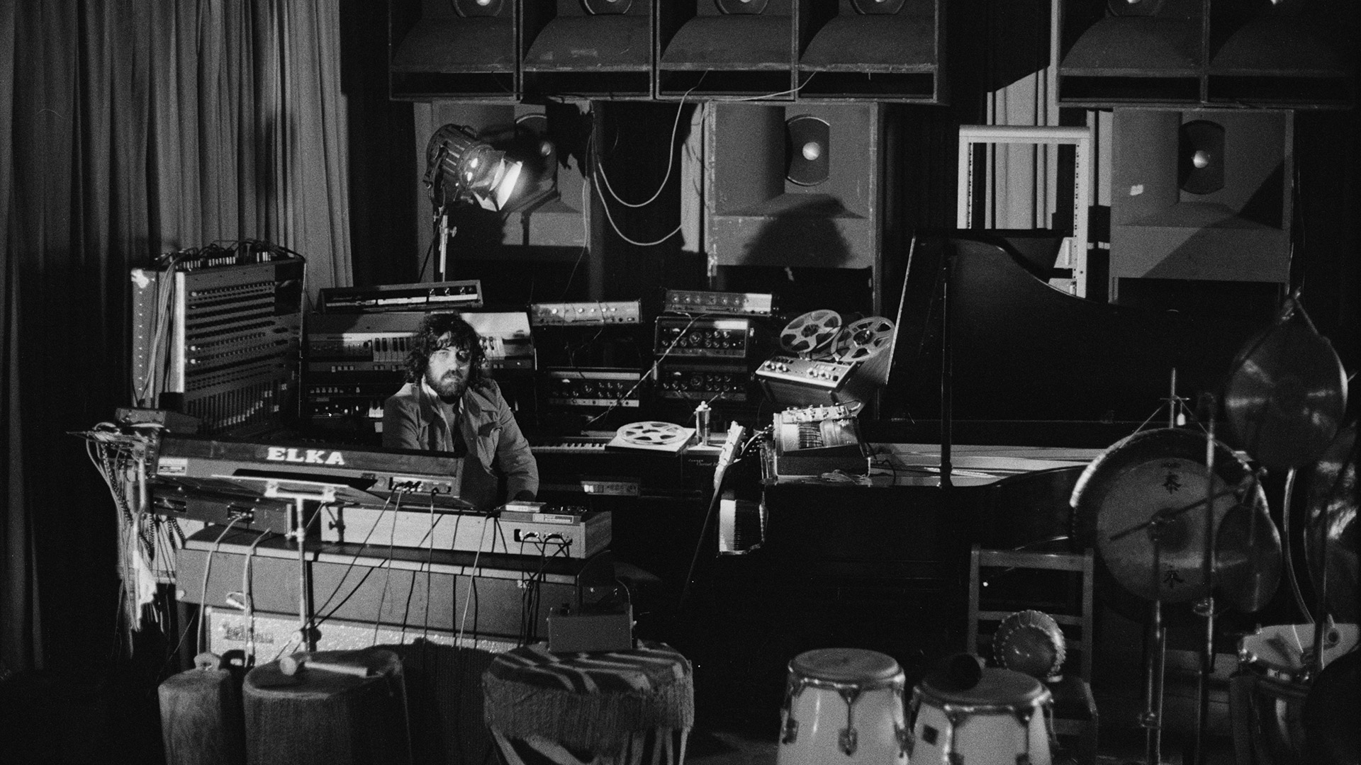 El compositor griego de música electrónica, Vangelis, rodeado de equipos en un lugar, el 28 de enero de 1976 (Photo by Michael Putland/Getty Images)