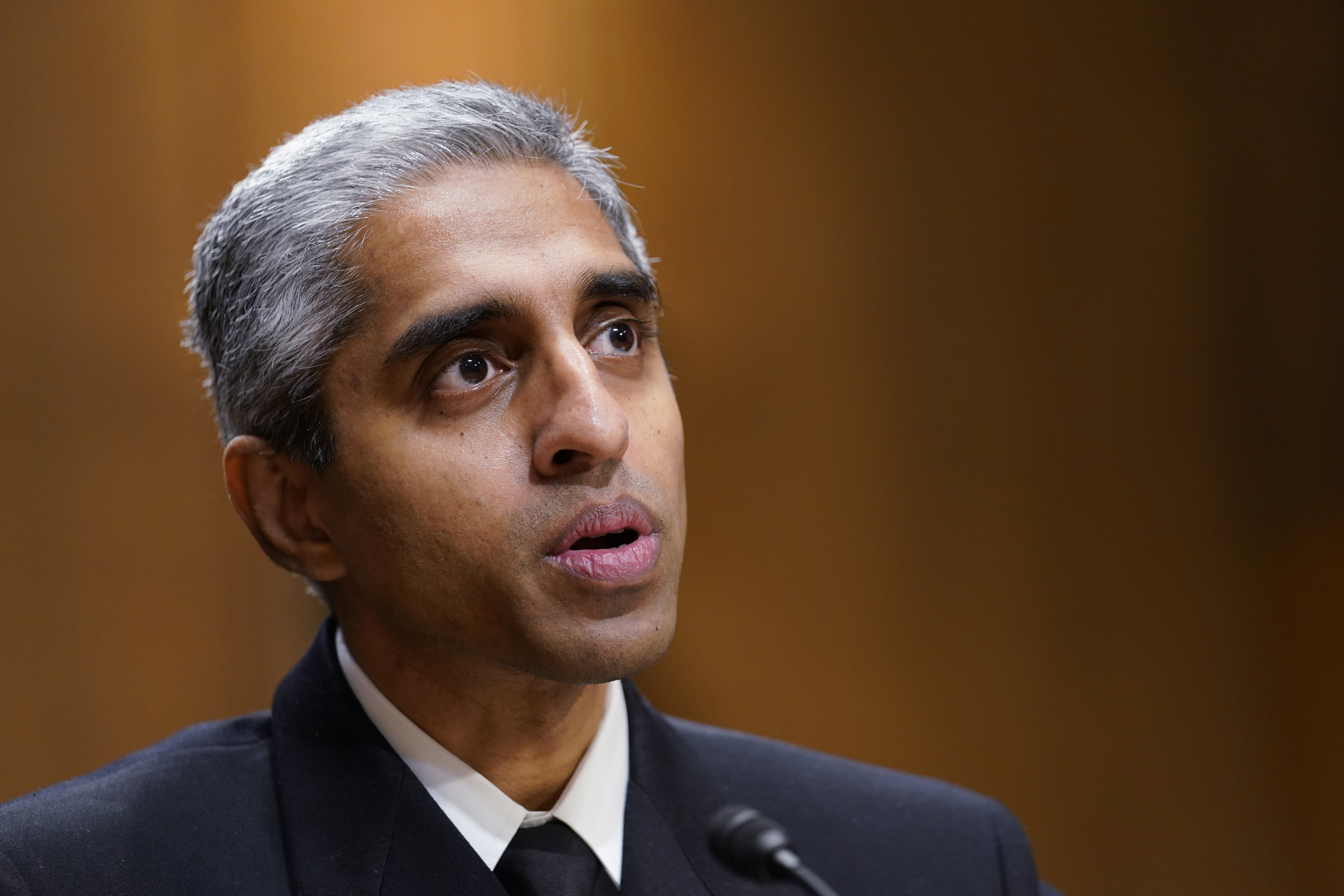 El doctor Vivek Murthy, director de Salud Pública de Estados Unidos, fue un pionero en alertar sobre el riesgo de salud pública que supone la soledad  (AP Foto/Susan Walsh, Archivo)