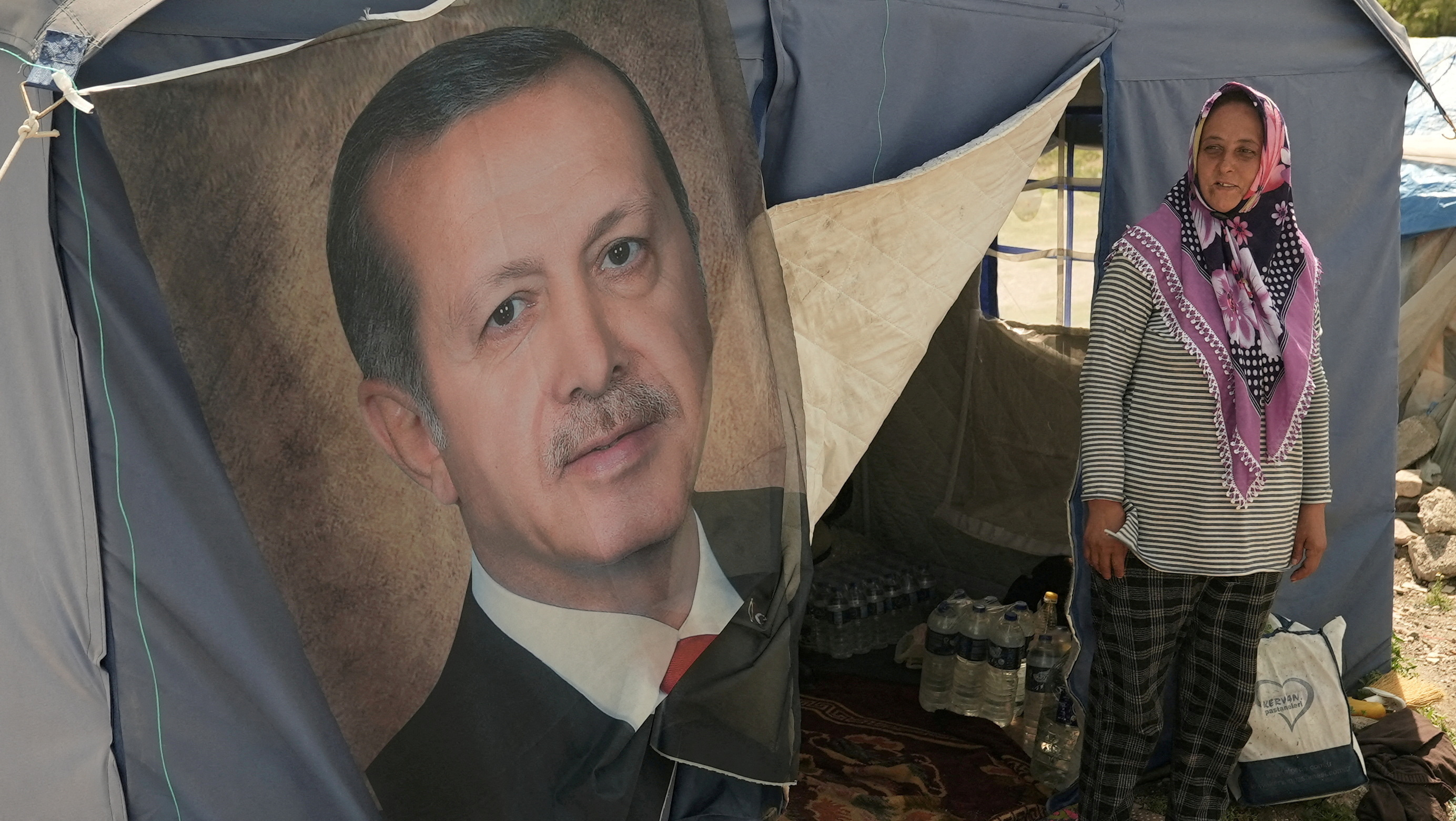 Ayse Kekec, una damnificada del terremoto de febrero que continúa viviendo en una precaria carpa en la región de Kahramanmaras, continúa teniendo fe en el liderazgo de Erdogan. (REUTERS/Issam Abdallah)