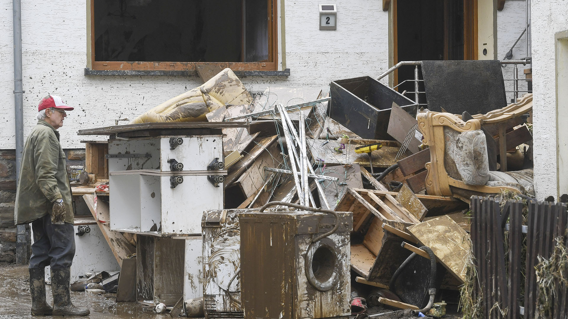 Un residente observa las pertenencias destruidas y embarradas que sacó de una casa después de que las inundaciones causaron daños importantes en Schuld, cerca de Bad Neuenahr-Ahrweiler, Alemania
