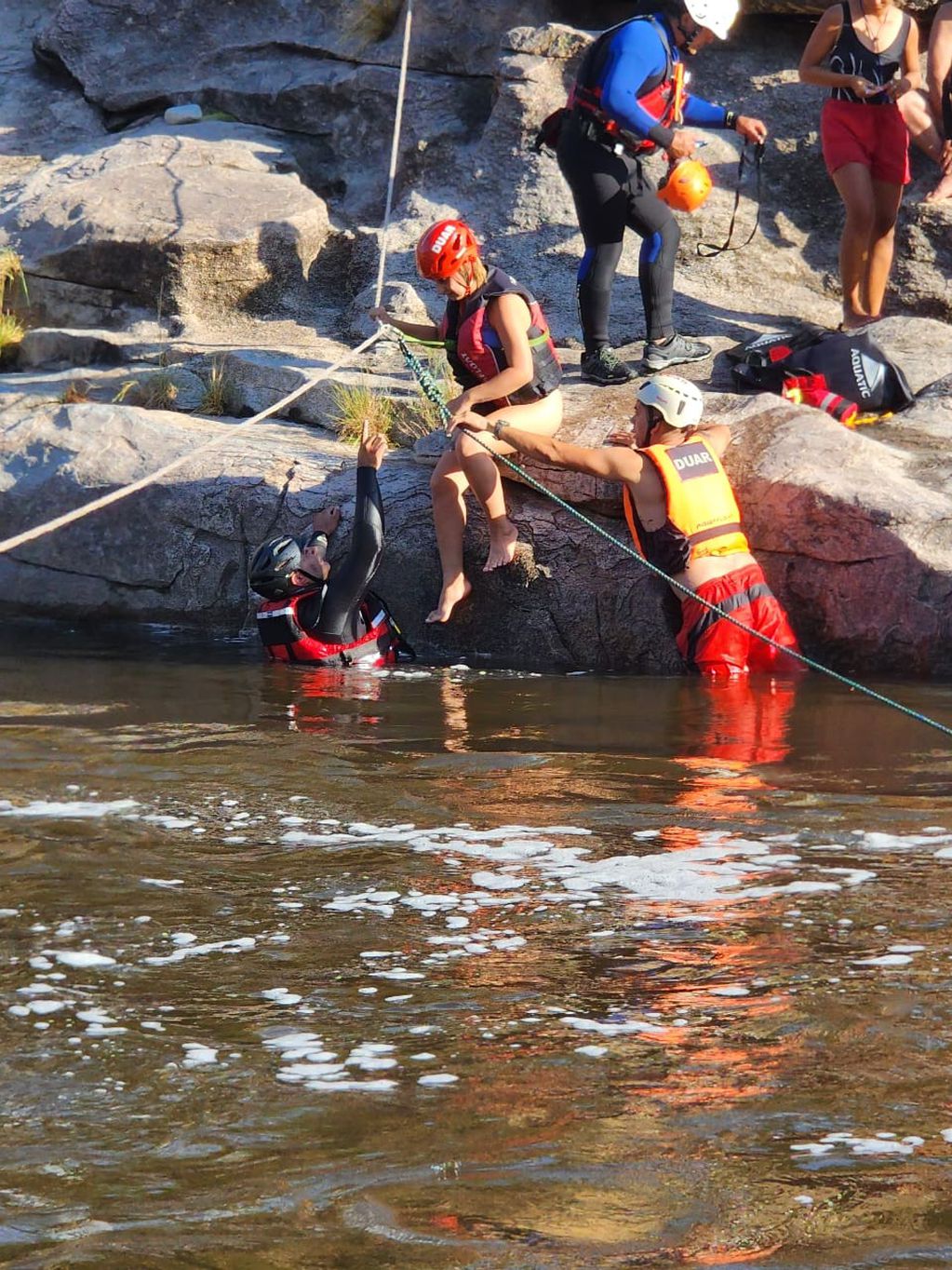 Córdoba: rescataron a 20 turistas que quedaron aislados tras la crecida del río Mina Clavero