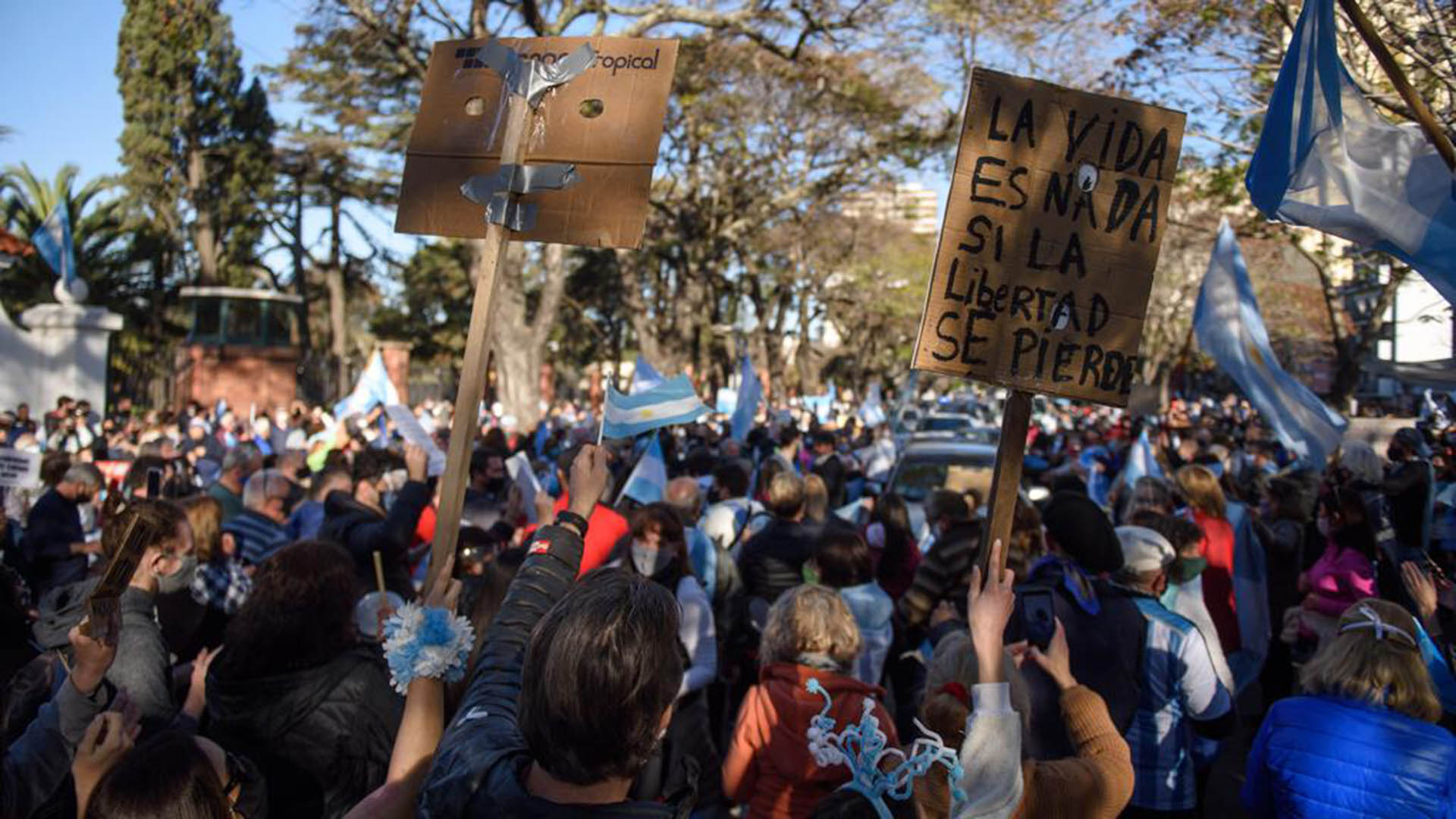 Los manifestantes se amontonaron frente a la Quinta de Olivos, aplaudieron y agitaron carteles para pedir por