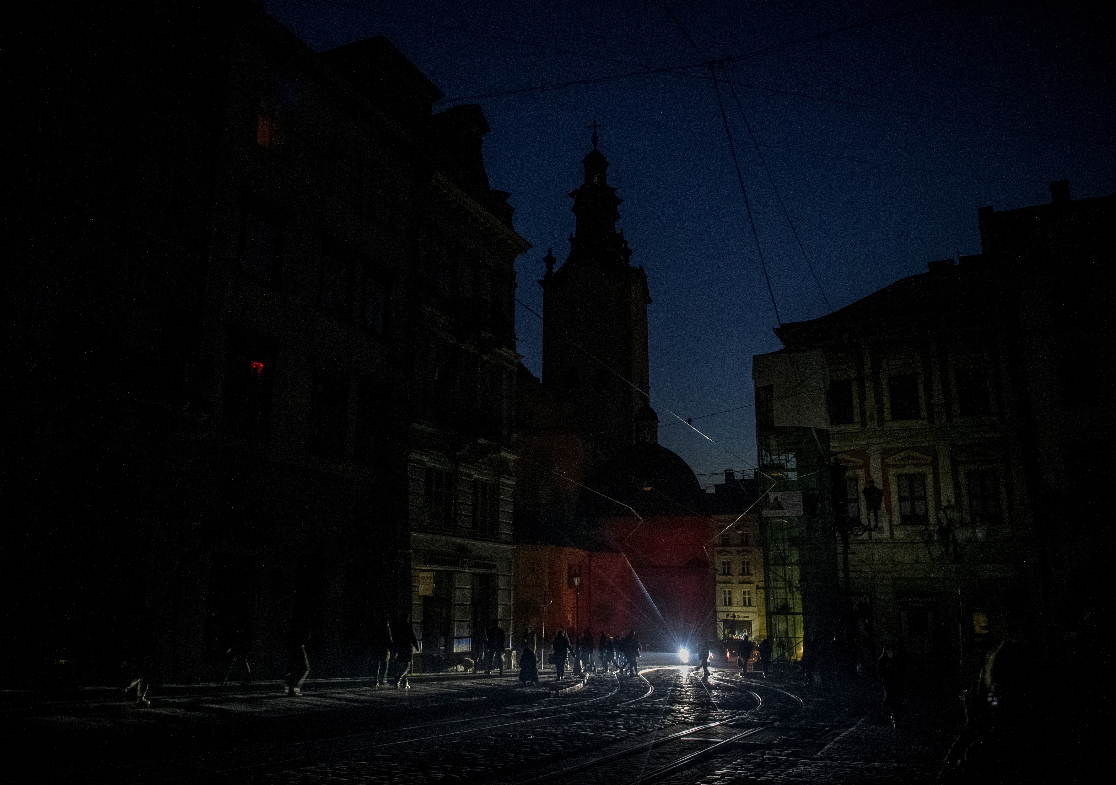 El centro de la ciudad sin electricidad después de que la infraestructura civil crítica fuera alcanzada por un ataque de misiles rusos en Ucrania, mientras continúa la invasión de Rusia a Ucrania, en Lviv, Ucrania 15 de noviembre de 2022.  REUTERS/Vladyslav Musiienko