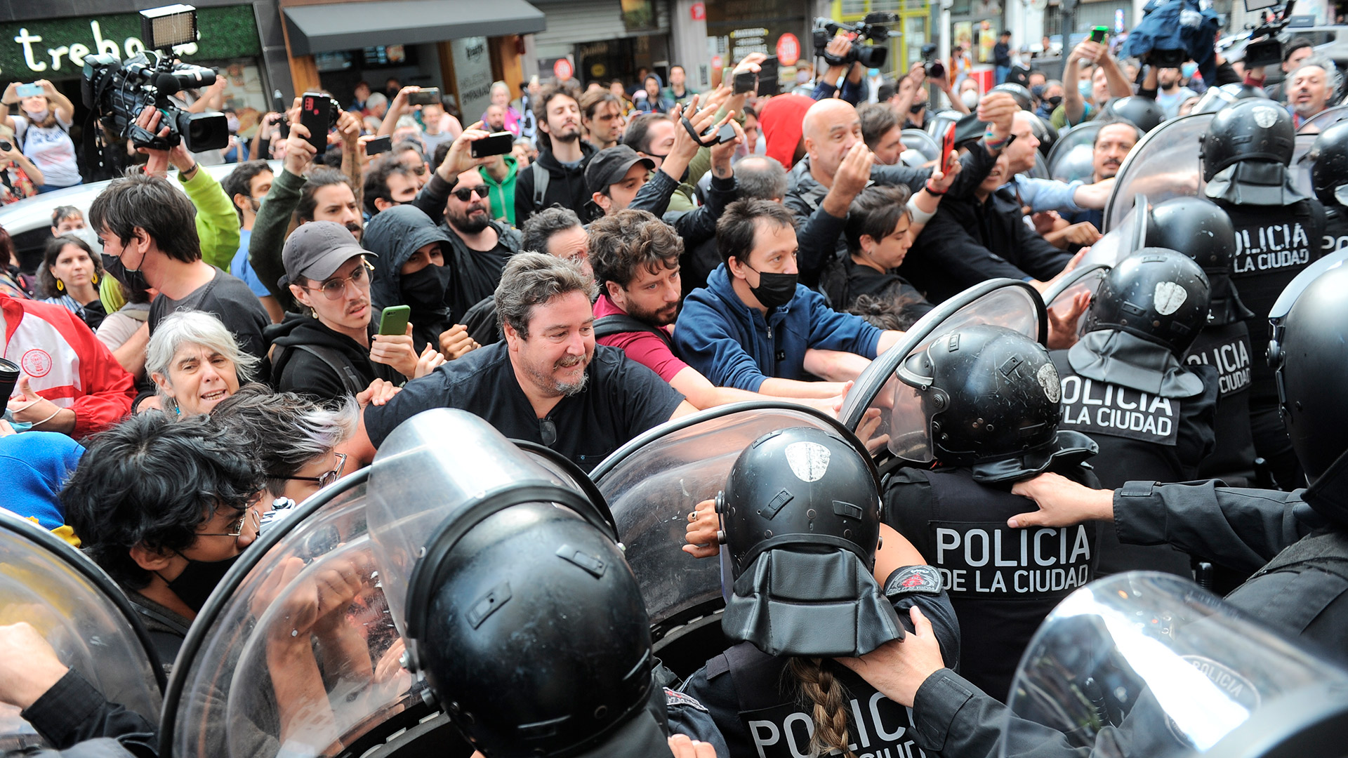 Incidentes en la puerta del INCAA entre manifestantes y la Policía (Télam)
