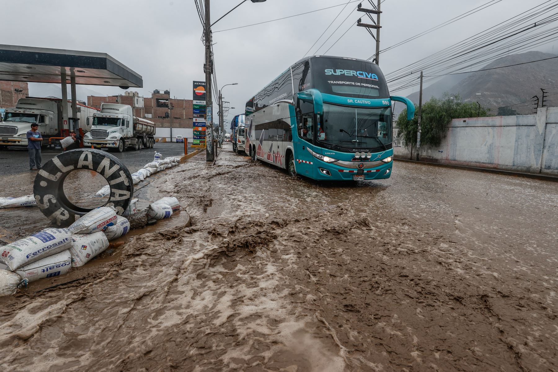 Lluvia activó quebrada Los Laurales e inundó la Carretera Central.